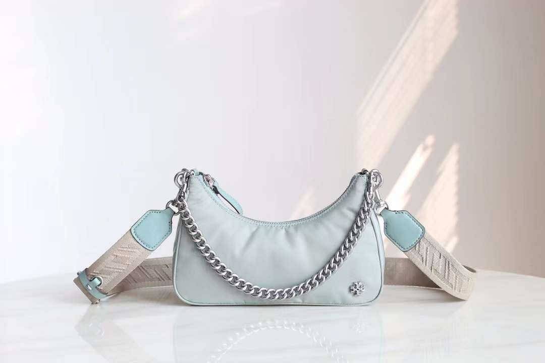 TORY BURCH handbag / TORY BURCH shoulder bag พร้อมส่งที่ไทย Tory Burch 151 Mercer Small Crescent Bag กระเป๋าถือหรือสะพายไหล่ วัสดุNylon อะไหล่เงิน น้ำหนักเบา พกพาสะดวก ใส่โทรศัพท์ iIphone+ ได้ ด้านในโล่งมีช่องเล็กใส่บัตร 2 ช่อง มาพร้อมสายสั้น สายหนัง+สายโ