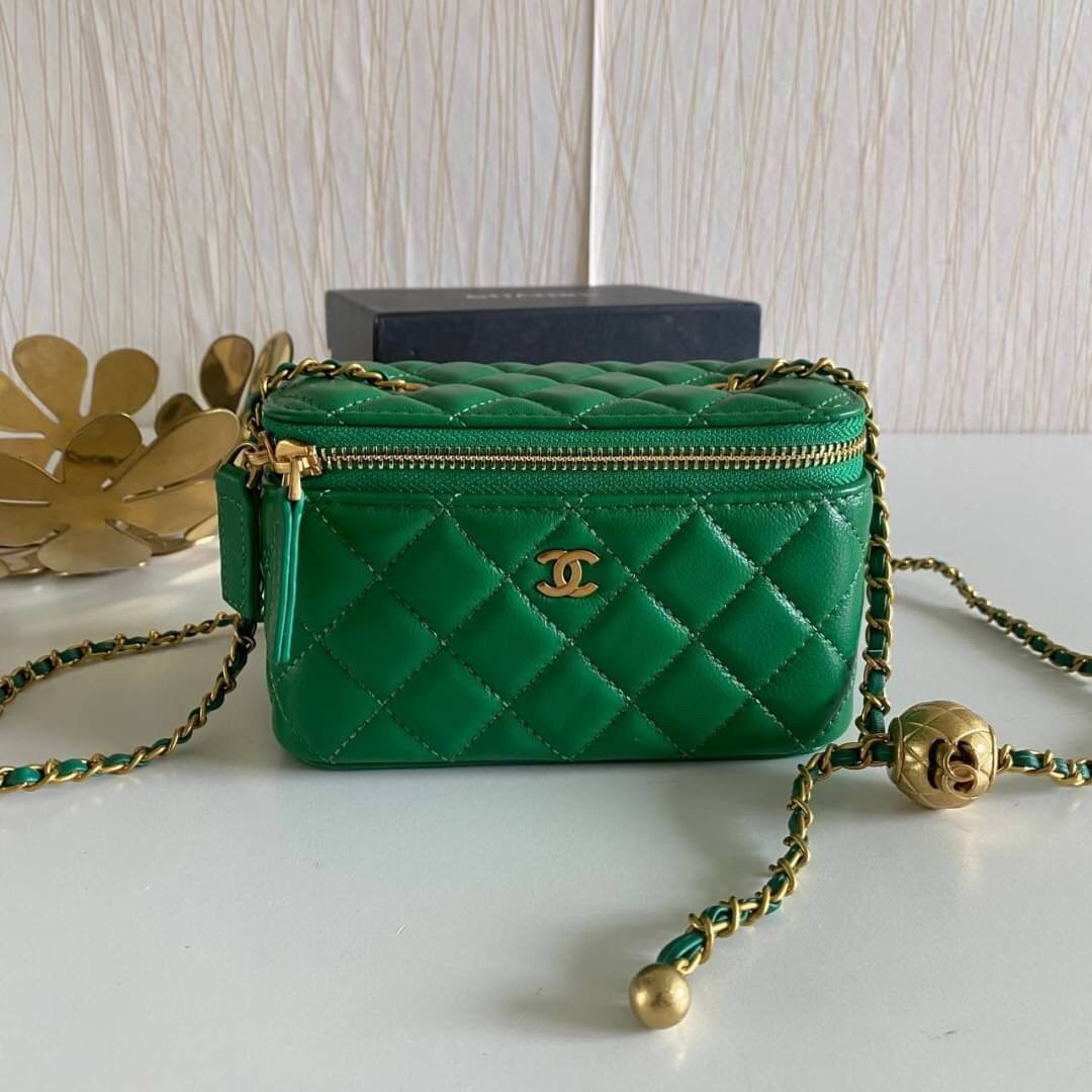 VIP GIFT 】หนังแกะแท้ CHANEL Box With Chain สายโซ่ทองหรูมาก หนังเรียบฟู ขึ้นเงา กระทบแสงยิ่งสวยค่าา โทนสีสวยสดใส เหมาะมากสำหรับสาวๆ ชิคๆ ต้องบอกเลยรุ่นนี้เหล่าเซเลบใช้กันเยอะมากๆ แค่อะไหล่ก็หรูไปเดินครึ่งแล้วค่าา😁 พร้อมส่งที่ไทยที่นี่ที่เดียว