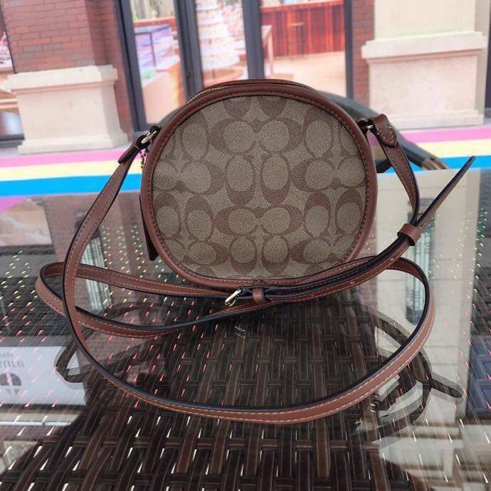 COACH KEITH HARING CANTEEN CROSSBODY IN SIGNATURE CANVAS WITH PATCHES F48730 กระเป๋าทรงกลมสุดเก๋ ไม่เหมือนใคร ตกแต่งลายให้มรความน่ารัก โดดเด่นขึ้นมา สะพายไปไหนก็สวยไม่เหมือนใคร ภายในกว้าง ใส่ของได้เยอะ กระเป๋าเปิดปิดด้วยซิป ใครย้งไม่มี รีบจับ รีบจองกันเลย