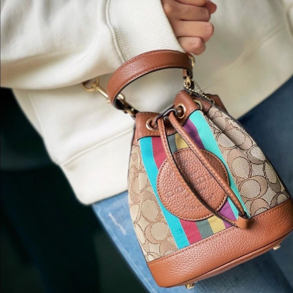 น้องใหม่ล่าสุด สวยเกินต้านเลยค่าา! COACH DEMPSEY DRAWSTRING BUCKET 15 IN SIGNATURE JACQUARD WITH STRIPE 2021 พร้อมส่งที่ไทย ออกใหม่ล่าสุด ห้ามพลาดค่า! กระเป๋าทรงขนมจีบ วัสดุJacquard+หนังแท้ ตัเแทบสีตรงกลาง เพิ่มสีสันเข้ามาได้ลงตัวสวยงามมากๆค่ะ
