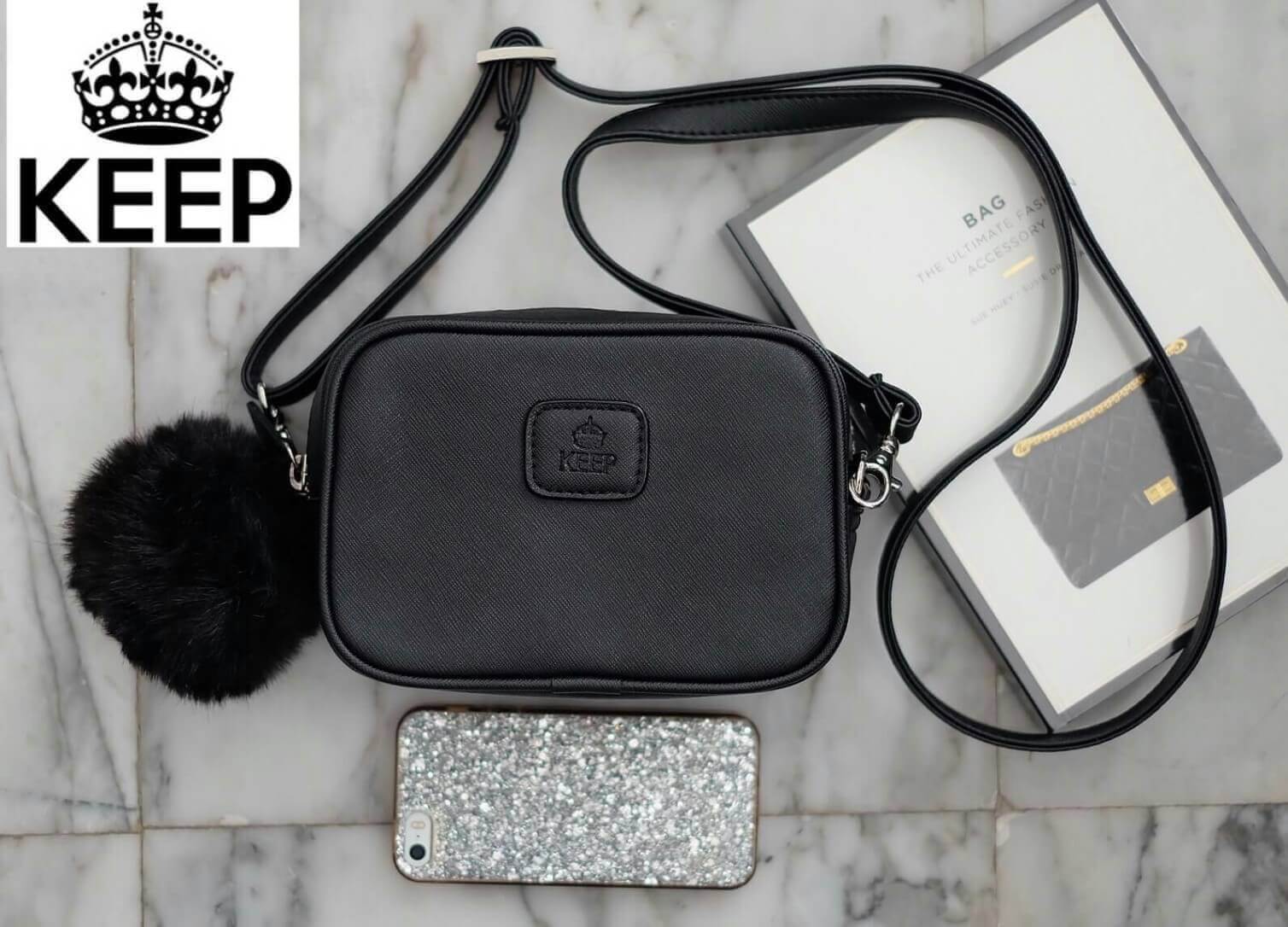 สินค้าขายดีมากี่รอบก้อหมด KEEP รุ่น Saffiano Box clutch&shoulder bag กระเป๋าสะพายทรงน่ารัก ตัวกระเป๋าถอดสายถือเป็นคลัช ออกงาน หรือสะพายพาดลำตัวได้เลย จุดเด่น ที่ตัวกระเป๋าทำจากหนัง Saffiano prada คะ สวย ทน ดูแลทำความสะอาดได้ง่าย ขนาดกำลังดีใส่โทรศัพท์ ได้