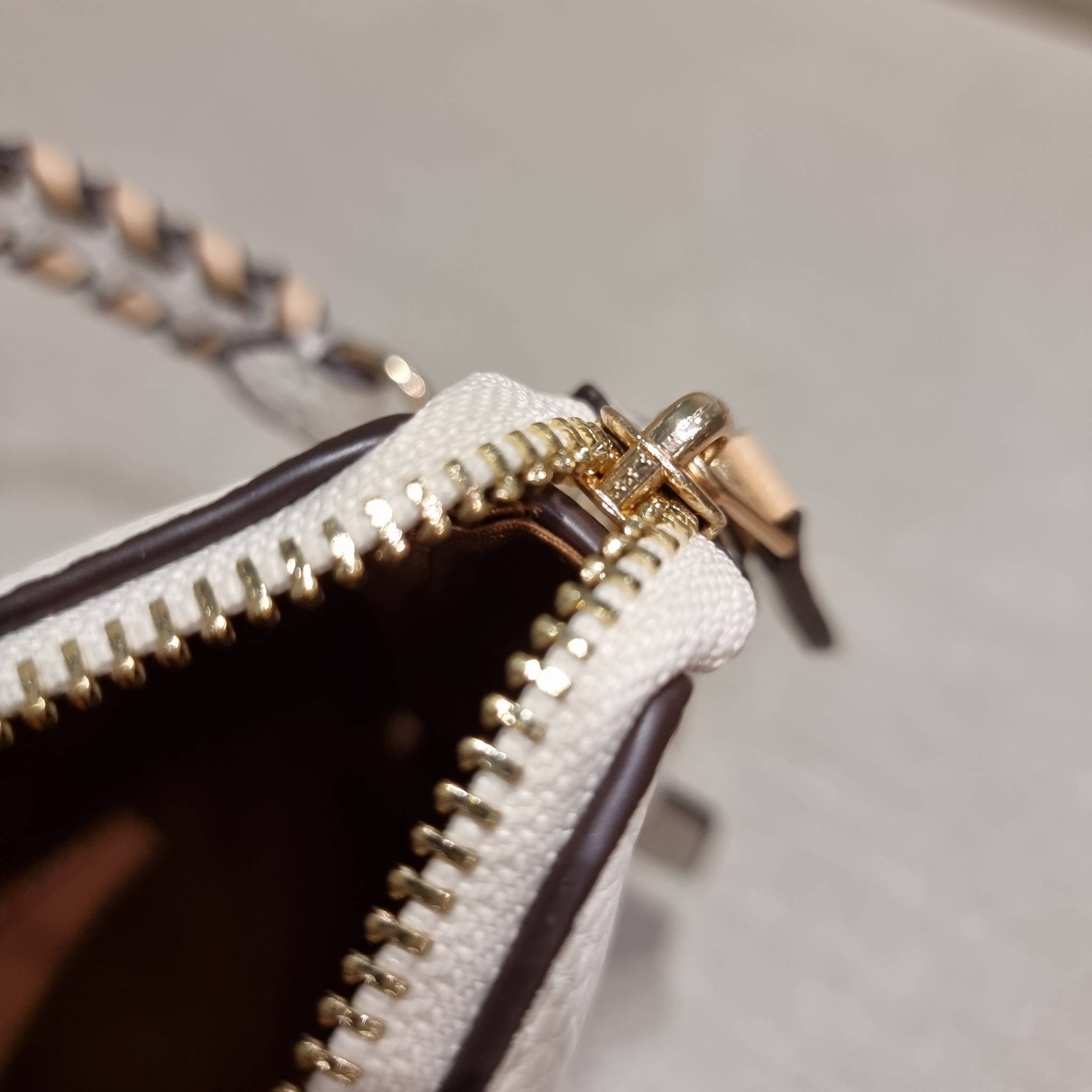 COACH C4233 NOLITA 19 WITH WHIPSTITCH คอลเลคชั่น rare item น่ารักน่าใช้ ในสไตล์คลาสสิค กระเป๋าทรงพอชขนาดมินิ ที่สามารถสะพายไหล่ และกึ่งคล้องมือใช้ได้ 2 สไตล์ ปรับสายให้มาเกี่ยวฝั่งเดียวเพื่อใช้เป็นคล้องมือ หรือปรับเกี่ยวอีกฝั่งใช้คล้องแขน คล้องไหล่ก็เก๋มา