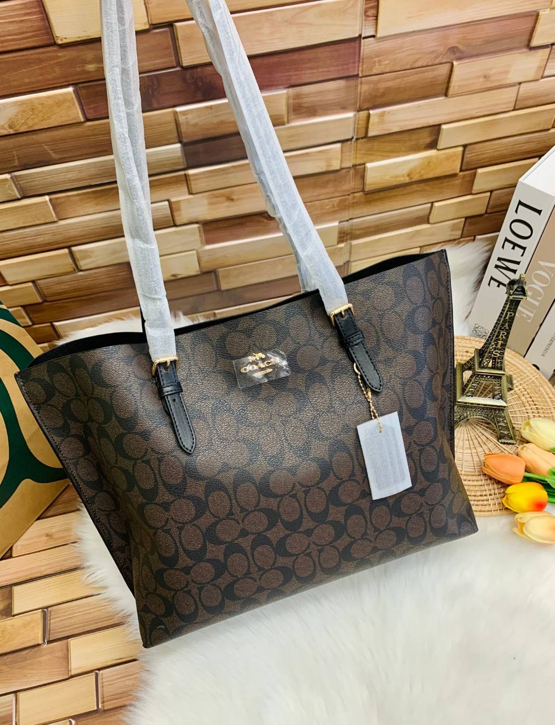 COACH MOLLIE TOTE IN SIGNATURE CANVAS ((1665)) พร้อมส่งอีกครั้ง ห้ามพลาดค่า! กระเป๋าหิ้ว//คล้องไหล่ ใบใหญ่ ทรงTote หนังแท้นิ่มอย่างดีค่ะ ภายในแบ่ง2ช่องใหญ่ สามารถใส่ A4ได้เลย ช่องกว้างมากๆ มีช่องกระเป๋าซิปกลางให้ใส่ของอีกช่องนะคะ