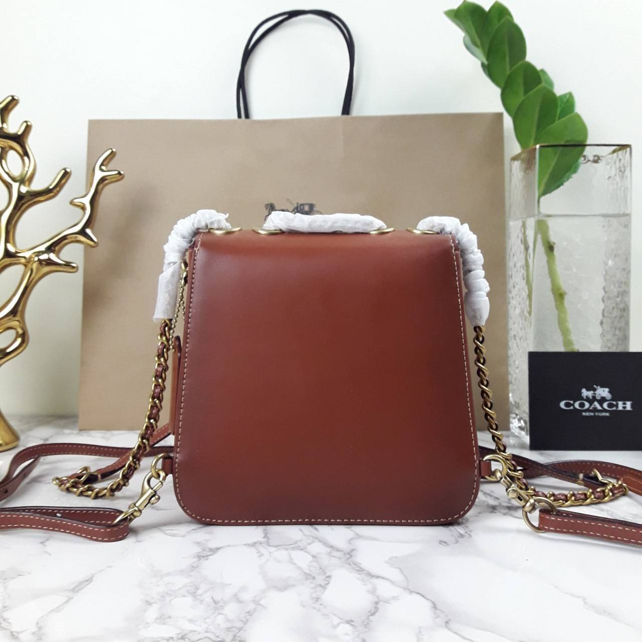 OUTLET 】COACH MADISON CONVERTIBLE BACKPACK 18 IN SIGNATURE CANVAS (C0828) ใบเดียว เปลี่ยนลุคได้เยอะขนาดนี้ ต้องมีแล้ว 🍁ใบนี้ ปรับลุคได้ตามใจสั่งเลย >> เป็นเป้ได้ คล้องไหล่ได้ คลอสบอดี้ได้ หรือจะปรับสายสั้นเก็บด้านในกระเป๋า ถือแบบสวยๆ ดูดีแบบ