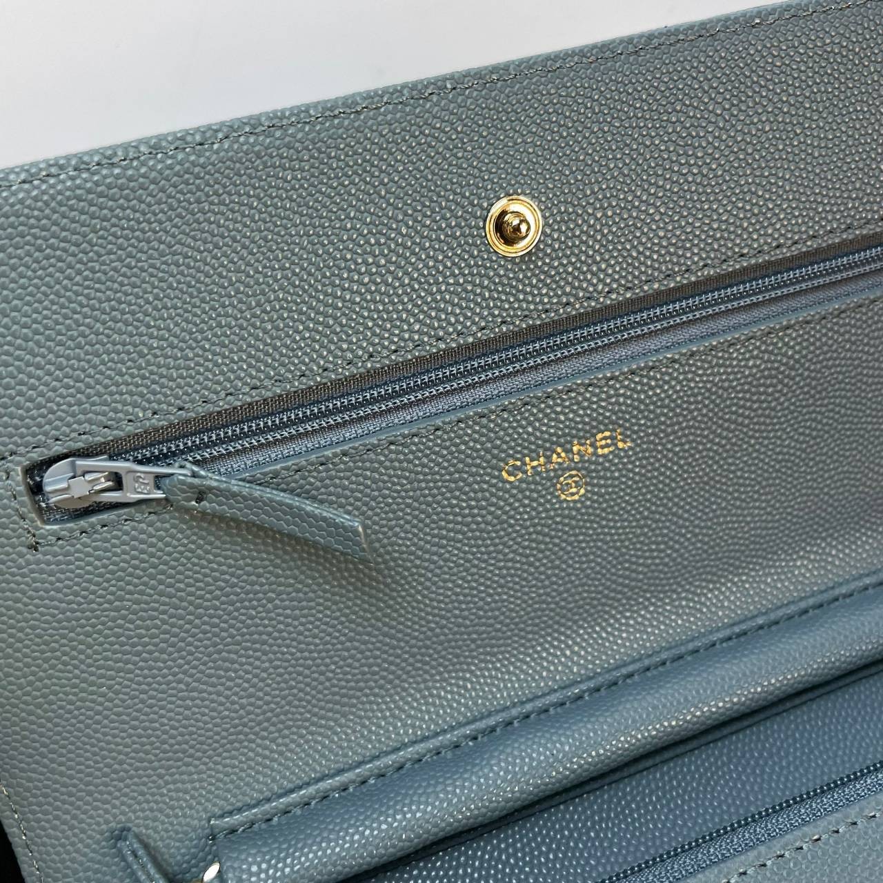 VIP 】หนังแท้ CHANEL WOC style โทนสีพาสเทล กระเป๋าสะพายทรงสวยตลอดกาล วัสดุหนังลายคาเวียร์ เนื้อนุ่ม อยู่ทรงคุณภาพดีตามแบบฉบับของแบรนด์ น้ำหนักเบา ด้านหน้ามีโลโก้แบรนด์อะไหล่หรู มีช่องใส่บัตร ใส่ของจุกจิก เปิดปิดด้วยฝาปิดกระดุม ซับในหนัง ตัวจริงสวยมากๆถูกใจ