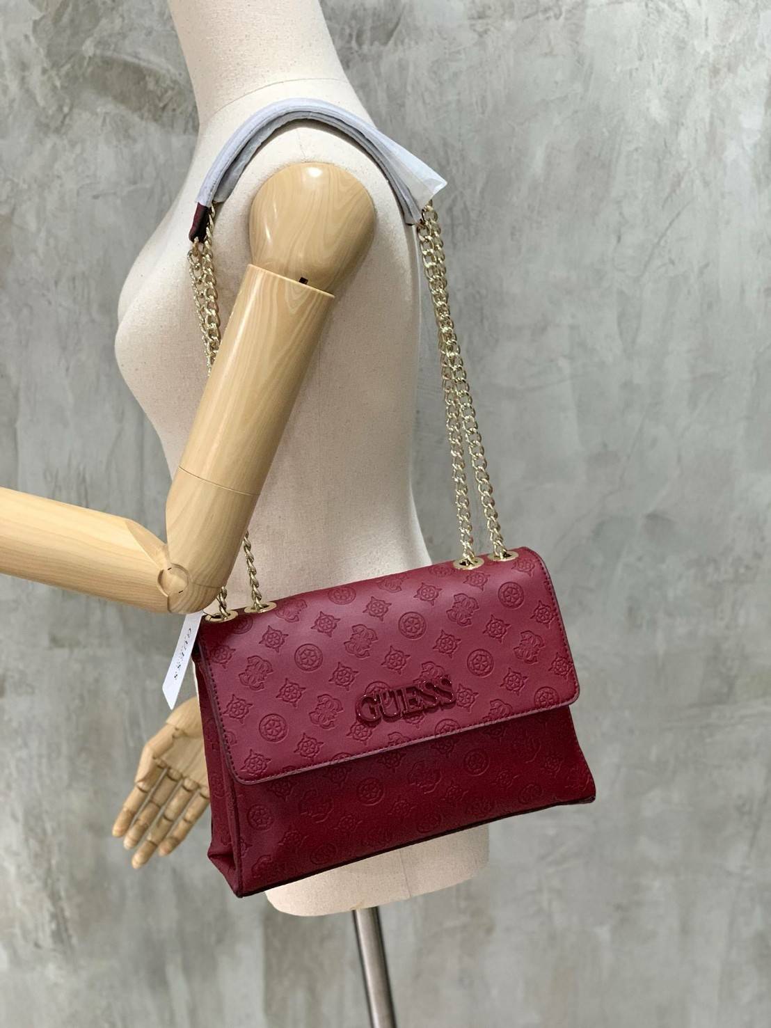 💕GUESS JANELLE CONVERTIBLE CROSSBODY BAG กระเป๋าสะพายข้างรุ่นใหม่ชนช้อปจากGuess สะพายได้ทั้งสายคู่และสายเดี่ยว สายสะพายโซ่ต่อหนังไม่เจ็บบ่า โลโก้ด้านหน้าตัวนูนเด่นชัด วัสดุหนังpu ลาย signature รอบใบ เปิดปิดด้วยกระดุมแม่เหล็กและซิป ภายในมีช่องซิปให