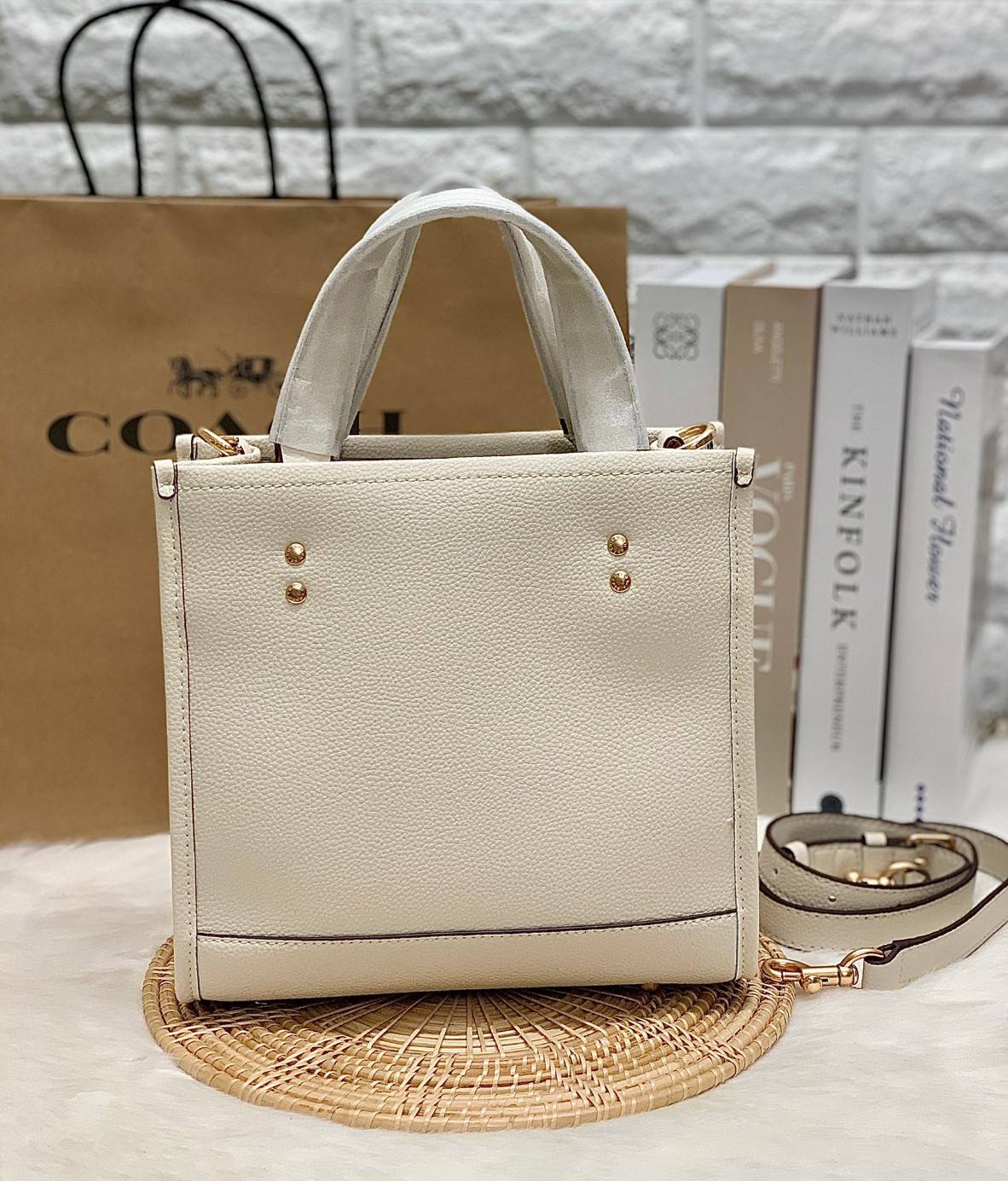 ใหม่ล่าสุด อดใจยังไงไหว COACH Dempsey Field Tote 22 C5268 โทนสีขาวล้วน ดำล้วน สุดคลาสสิก พร้อมส่งความสวยที่ไทยค่ะ! กระเป๋าทรง Tote ขนาดพอเหมาะลำตัว พกพาง่ายสะดวกได้กับทุกๆวัน ด้านหน้าปั้มโลโก้แบรนด์ตัวใหญ่สวยค่ะ;เปิดปิดกระเป๋าแบบกระดุมแม่เหล็ก ภายในใส่กระ