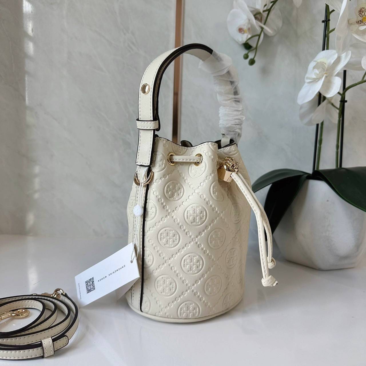 TORY BURCH mini T Monogram leather bucket bag กระเป๋าบัคเกต ไซต์ mini คอลเลกชันหนัง T Monogram ลายซิกเนเจอร์หนังปั้มลายนูน