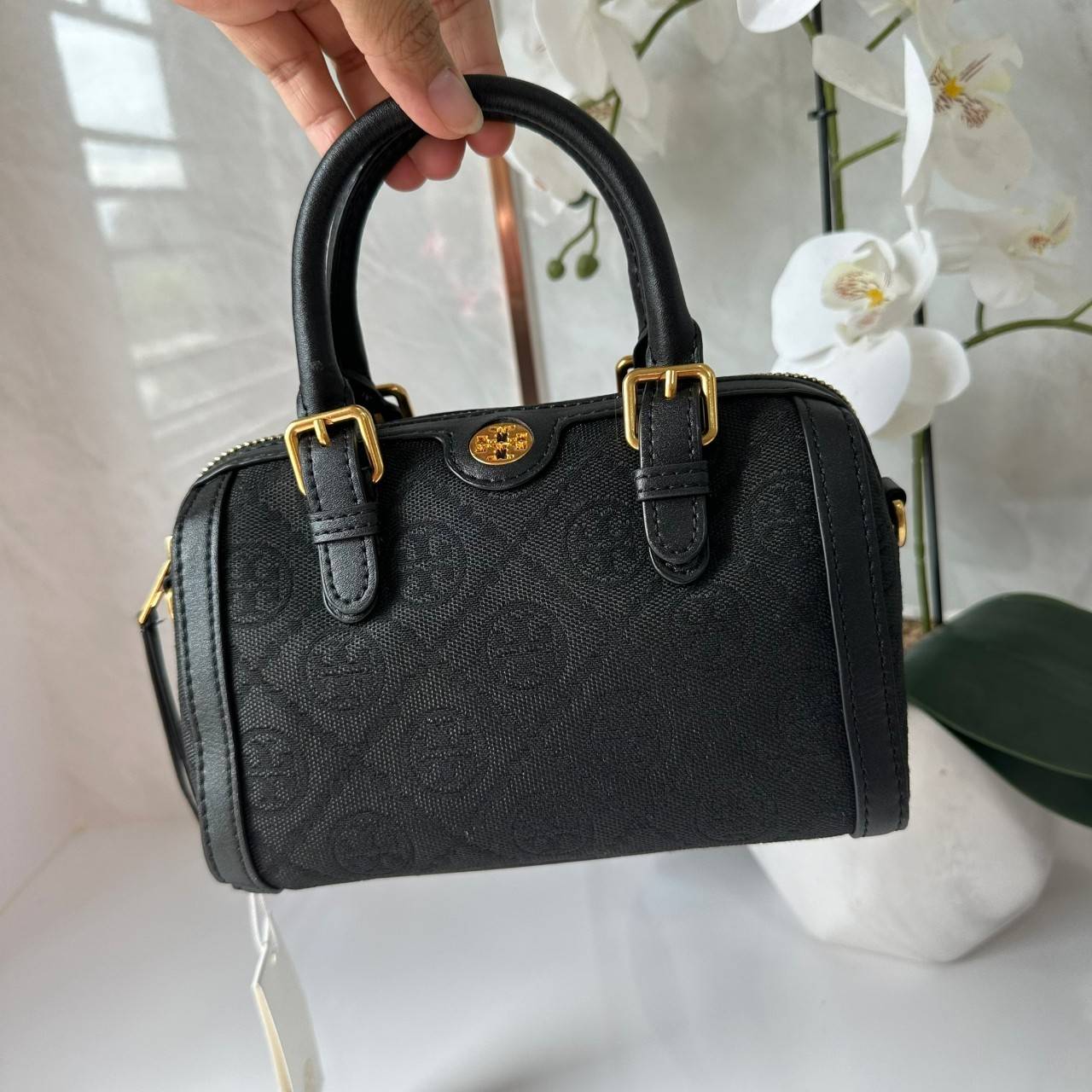 Small TORY BURCH T MONOGRAM PETITE BARREL BAG in black / Tory Bucket Bag สีดำคลาสสิก กระเป๋าทรงขนมจีบ กระเป๋าทรงหมอนดีไซส์มินิน่ารัก