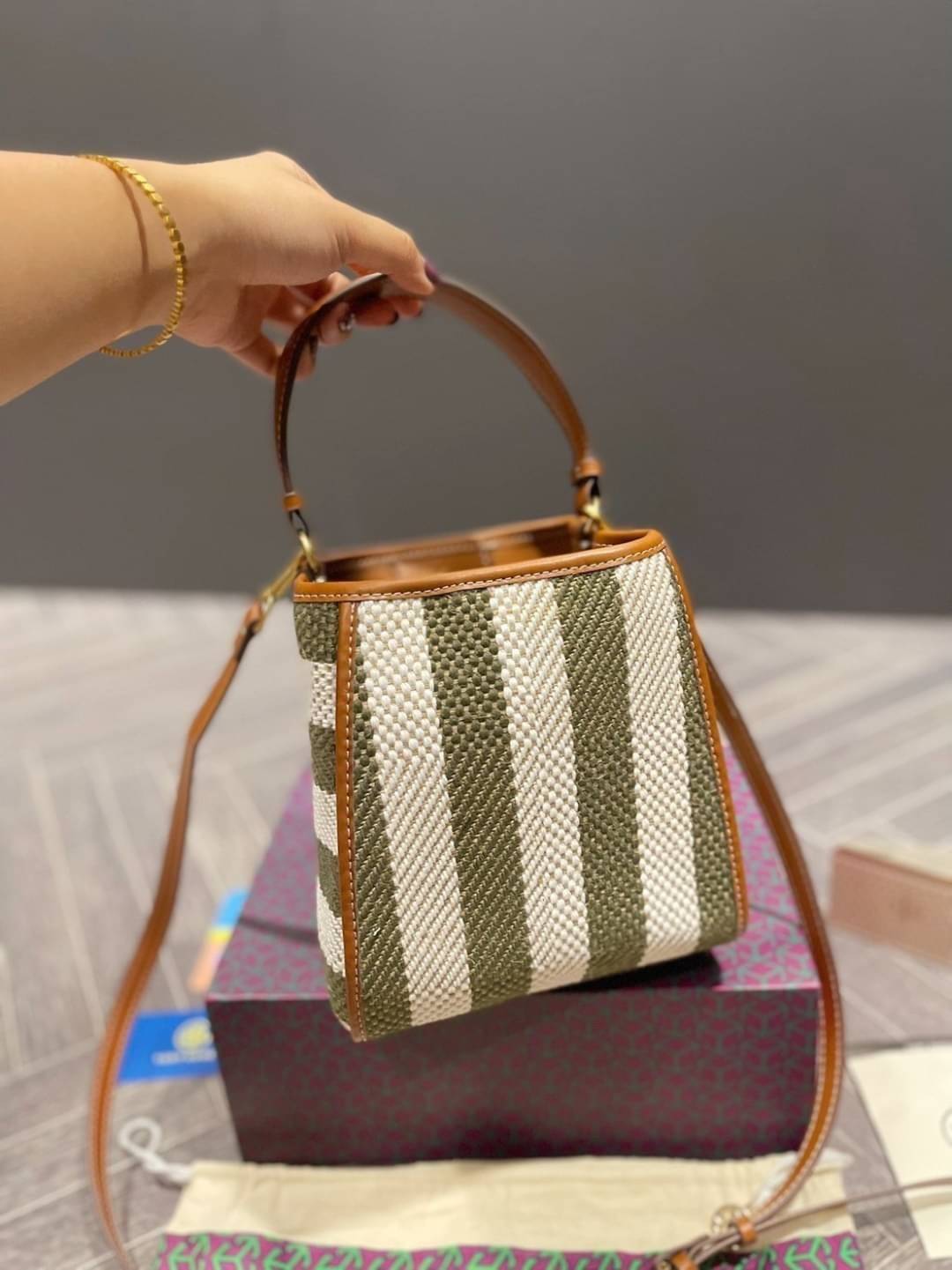 Tory Burch Logo-Plaque Striped Tote Bag - Green / Tory Burch Bucket Bag คอลเลคชั่นใหม่ รูปแบบคลาสสิคโทนเขียว ด้วยวัสดุธรรมชาติสังเคราะห์ พกพาความสวยไปได้ทุกที่ด้วยกระเป๋าทรง Bucket ทันสมัยสุดๆคะ