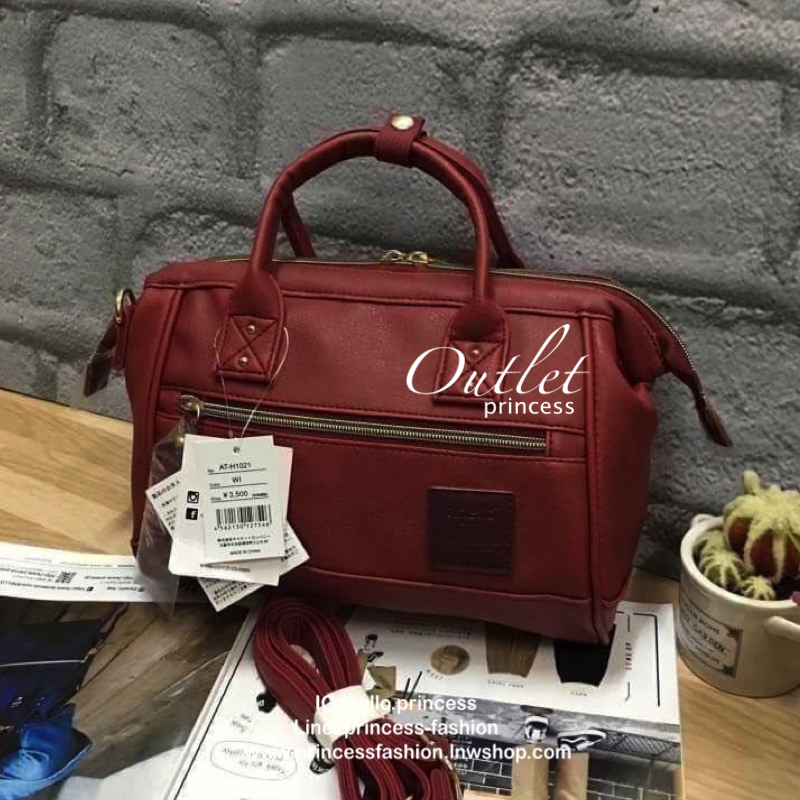 Anello polyester 2 way mini boston bag จากแบรนด์ดังในประเทศญี่ปุ่น กระเป๋าสไตล์คลาสสิค มีโครงปากกระเป๋ากว้างเป็นสัญลักษณ์ วัสดุหนังpu กันน้ำได้ ภายในมีช่องใหญ่และช่องเล็กด้านข้าง2ช่อง เปิดปิดด้วยซิปคู่ มีตัวล้อคที่หูจับ ด้านหน้ามีช่องซิปเล็กใช้งานได้จริง 