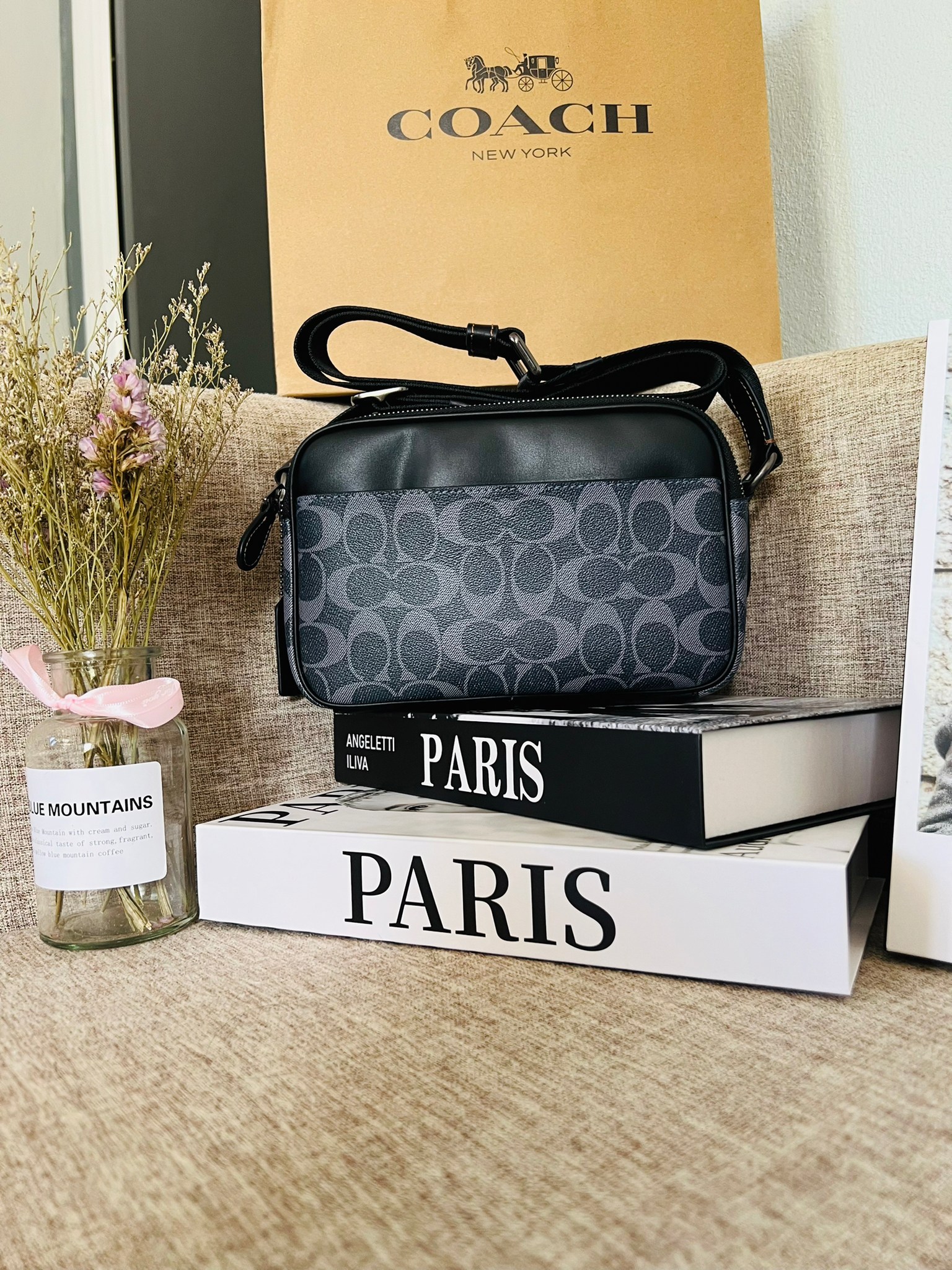 COACH Graham Crossbody In Blocked Signature C9965 กระเป๋าสะพายข้างผู้ชาย กระเป๋าผ้าเคลือบซิกเนเจอร์และหนังอย่างดี ภายในกระเป๋าเอนกประสงค์ ปิดซิปคู่ ซับในผ้า กระเป๋าสลิปด้านนอก สายปรับได้ยาว 25 นิ้ว สำหรับสะพายไหล่หรือสะพายข้าง