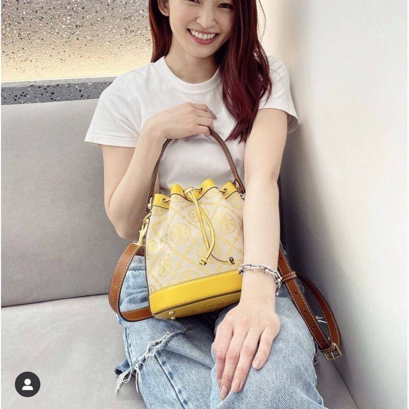 ของแท้ 💯% TORY BURCH Monogram Jacquard Bucket Bag กระเป๋าถือหรือสะพายไหล่ วัสดุผ้า Canvas โลโก้ Jacquard ทรงถัง ตั้งอยู่ทรง กระเป๋าปักลายแบรนด์ สวยหรู สายยาว Crossbody ได้ เปิด-ปิด โดยเชือกรูด เปิด-ปิดพร้อมสลับที่ประดับโลโก้ สวยหรู คุณนาย สุดๆ ไปเ