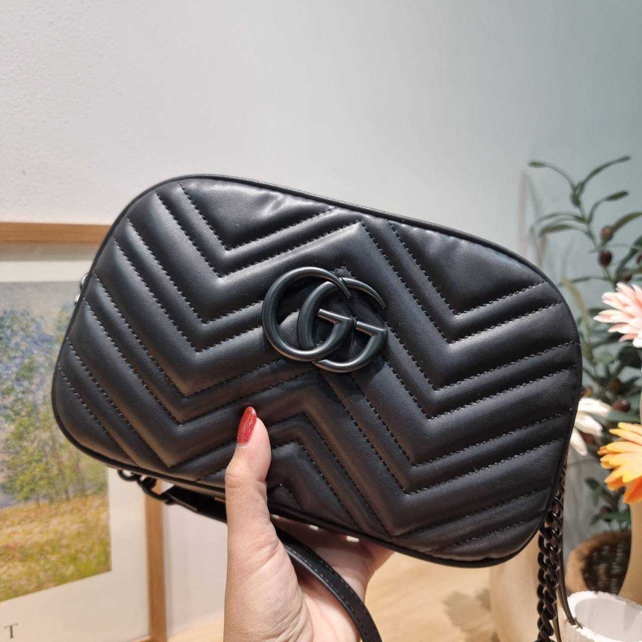 GG MARMONT SMALL SHOULDER BAG 🖤 อีกหนึ่งรุ่นในตำนาน ฮิตไม่เลิก กับกระเป๋าสะพายข้างรุ่นคลาสสิค รูปทรงกล่อง สวยใช้งานสะดวก อะไหล่สีดำดูแพง สะพายขับผิว