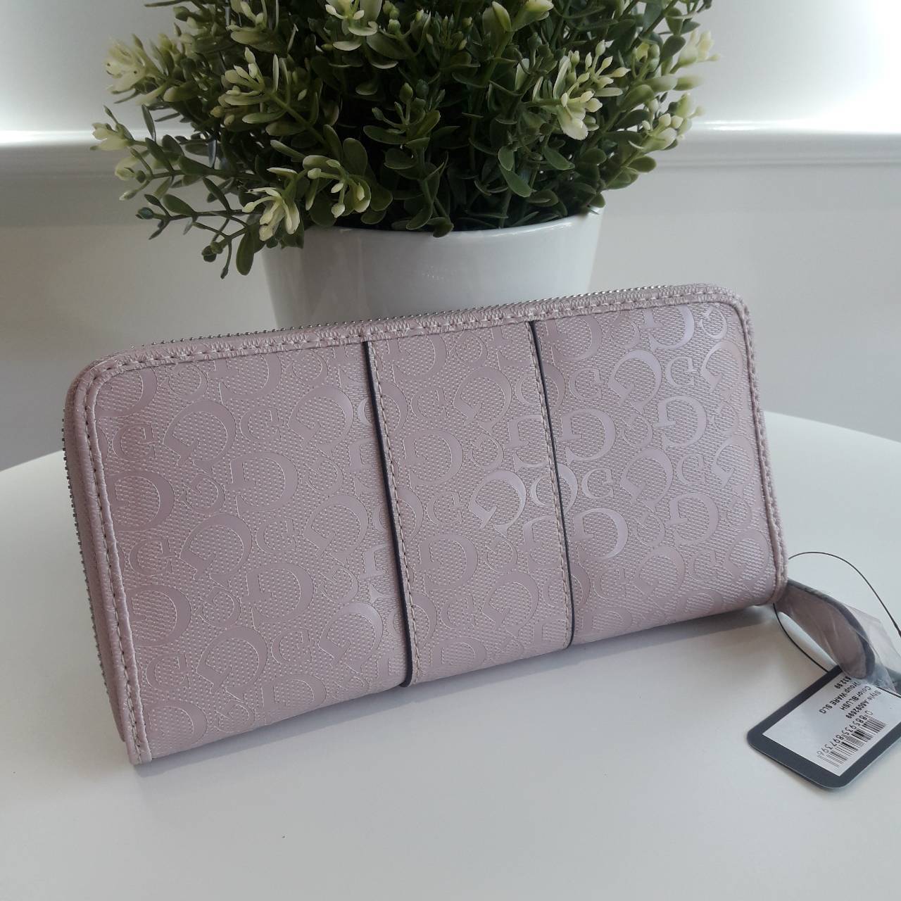New Arrival!! ~~ Guess wallet กระเป๋าสตางค์หนังใบยาว ซิปรอบ พิมพ์ลายโลโก้ ด้านหน้าประดับด้วยโลโก้แบรนด์โลหะ เปิด-ปิดด้วยซิป แบ่งออกเป็น 2 ช่องใหญ่ สามารถใส่บัตรได้มากกว่า 6 ใบ ใส่ธนบัตรได้มากกว่า 2 ช่อง มีช่องใส่เหรียญและใส่มือถือได้ สวยหรู ต้องมีครอบครอง