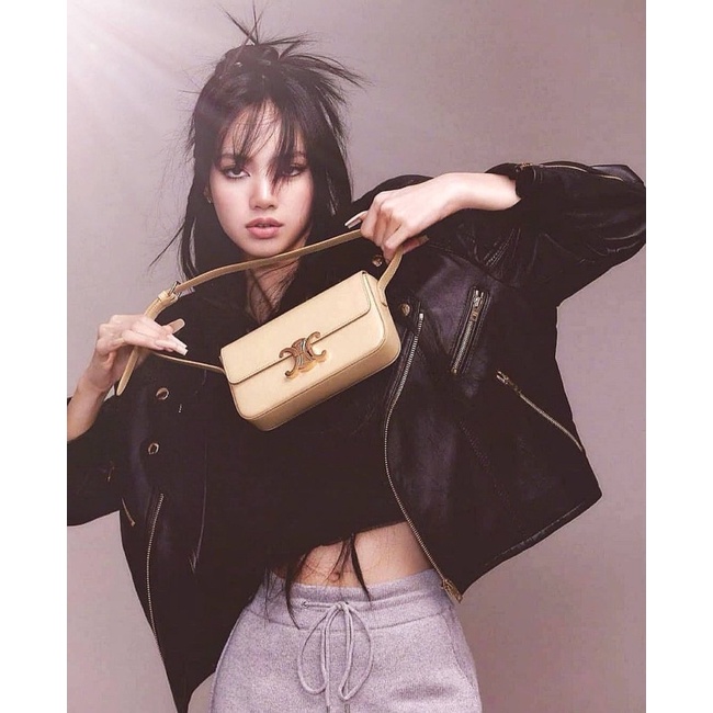 VIP 】CELINE TRIOMPHE SHOULDER BAG IN TRIOMPHE อีกหนึ่งผลงานการออกแบบของ Hedi Slimane ที่ได้ดึงเอาเอกลักษณ์ต่าง ๆ ของ CELINE ออกมาและทำการตีความหมายใหม่จนได้กระเป๋าเรียบหรูและดูทันสมัย ให้คุณเลือกสะพายในชีวิตประจำวันเข้ากับการแต่งตัวสบาย ๆ หรือจะสะพายออกงา