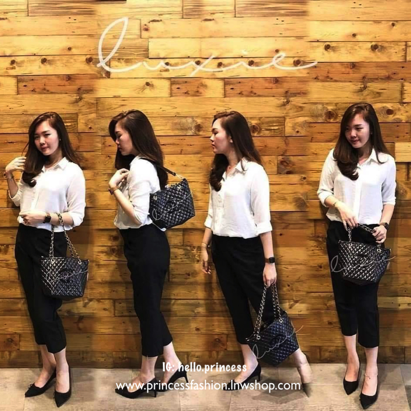 Chanel GWP Tote Bag With Chain New arrival! กระเป๋าสะพายทรง Tote VIP Gift With Purchase รุ่น Limited Edition VIP gift ของแท้จาก Chanel Perfume Counter วัสดุหนังเรียบลายตาราง ขนาดกำลังดี น้ำหนักเบา ด้านหน้ามีโลโก้ เปิดปิดด้วยกระดุมแม่เหล็ก ภายในมีโลโก้ และ