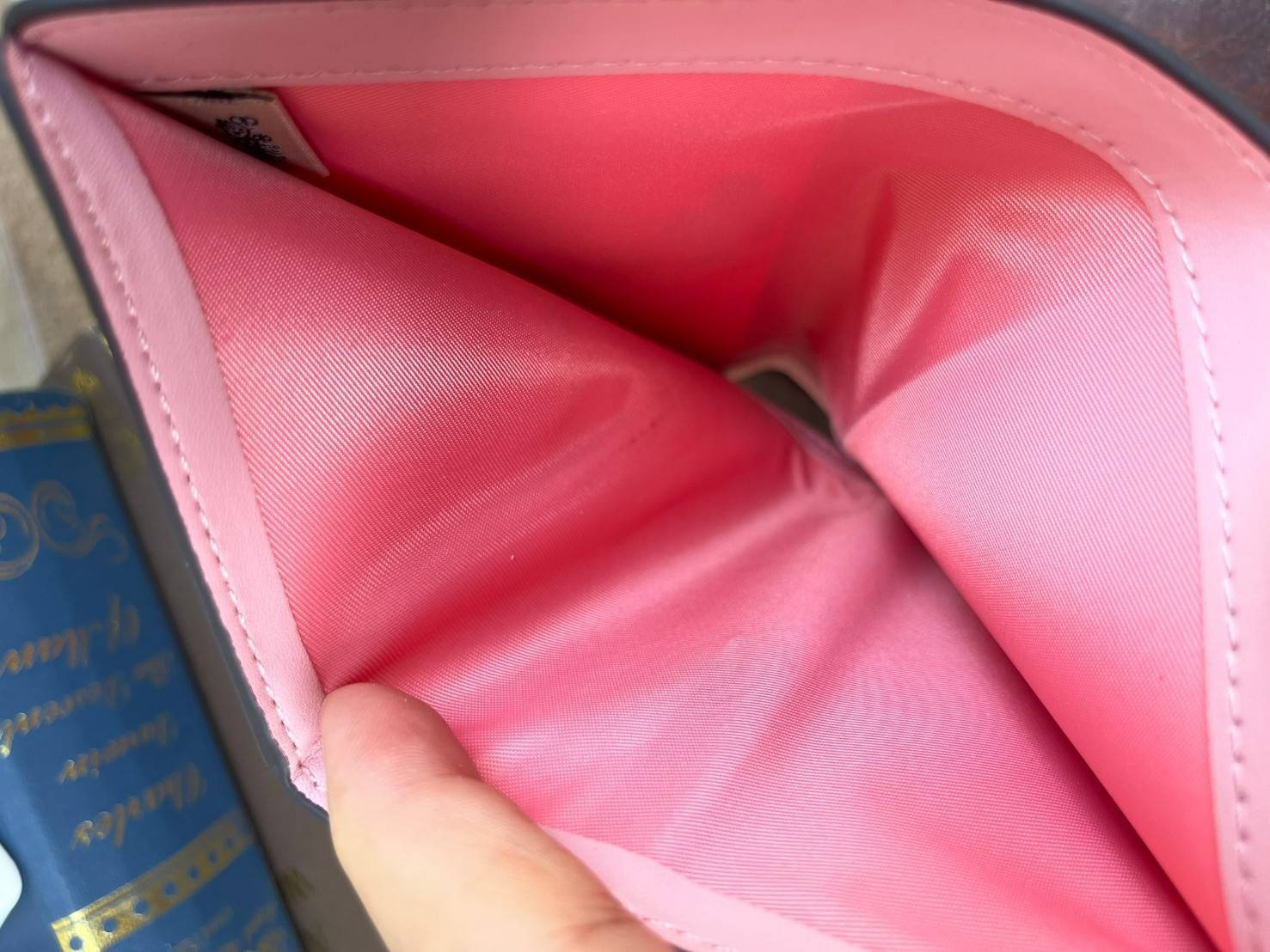 COACH MEDIUM CORNER ZIP WALLET IN SIGNATURE CANVAS กระเป๋าสตางค์ขนาดกลางที่ถือว่าเป็นไอเทม Must Have ของทุกเพศทุกวัยที่ต้องพกติดตัวไว้ตลอดเวลา เพราะนอกจากจะช่วยจัดเก็บเงิน บัตรประชาชน บัตรเครดิตและต่าง ๆ ให้เป็นระเบียบเรียบร้อยยังต้องคำนึงถึงประโยชน์ใช้สอ