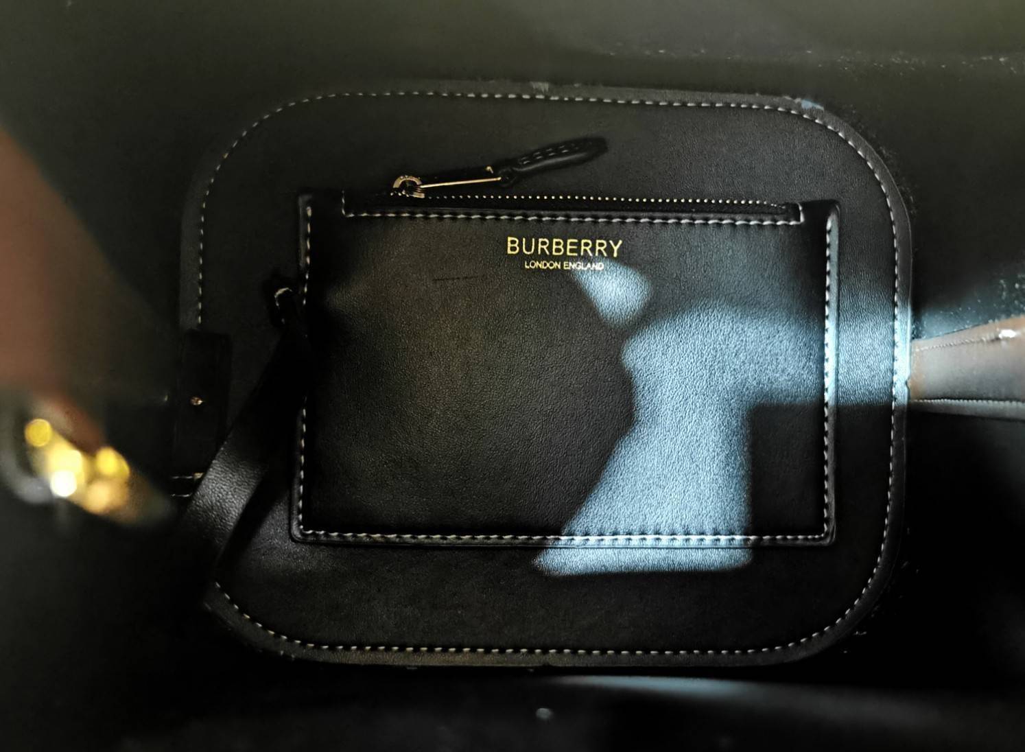 BURBERRY FRAGRANCES BUCKET BAG GIFT WITH PURCHASE พรีเมี่ยมกิ๊ฟ Limited Edition จาก BURBERRY PERFUME วัสดุหนังแท้ CalfSkin สวยหรูอยู่ทรง มาพร้อมกระเป๋าคลัชเล็กเข้าชุดกันสายคล้องสามารถถอดแยกใช้ได้ ภายในโล่งกว้างและจุสามารถใส่กล้อง มือถือ ของใช้ได้เยอะ หูจั