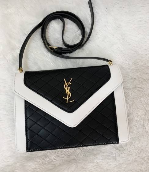 VIP SAINT LAURENT GABY SATCHEL BLACK / YSL GABY กระเป๋าสะพายดีไซน์เกร๋ รูปทรงแบบซองจดหมาย หนังลายตาราง น้องใหม่จากSaint Laurent Gaby Satchel วัสุดหนังลูกแกะแบบควิลท์ (หนังแกะสังเคราะห์) งานสไตล์วินเทจ แต่งขอบสีขาวตัดกับสีดำ ด้านหลังมีช่องสำหรับใส่ของได้ โ