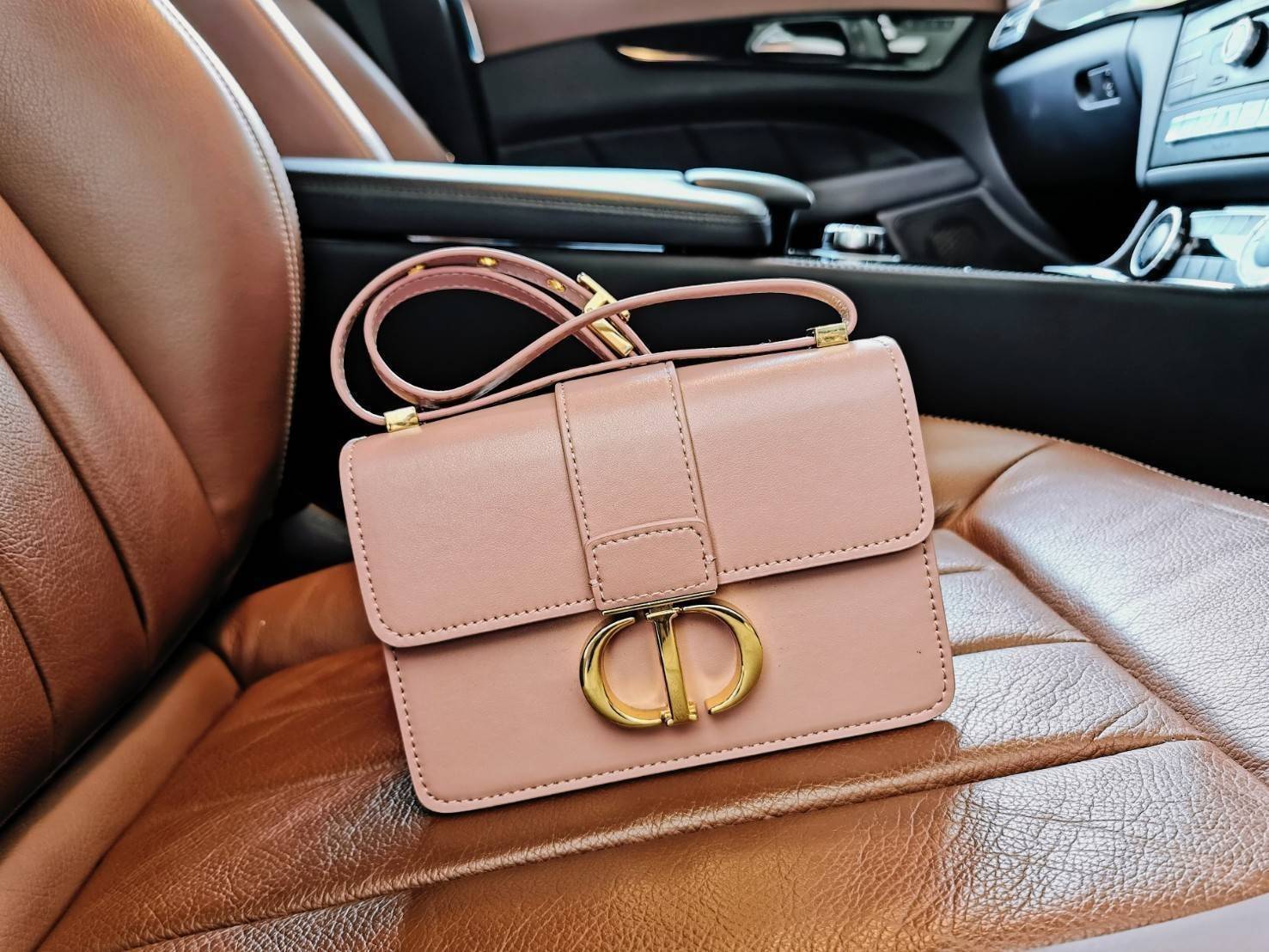 CHRISTIAN DIOR MINI BAG VIP GIFT WITH PURCHASE (GWP) พรีเมี่ยมกิ้ฟ Limited Edition จาก DIOR DUTYFREE COUNTER วัสดุหนังแท้ Calfskin ทรงสี่เหลี่ยมหนังเรียบสวยหรูอยู่ทรงเปิดปิดด้วยฝาปิดโลโก้แบรนด์อะไหล่ทองด้านหลังมีช่องใส่ของ ภายในโล่งมีโลโก้สามารถใส่มือถือข