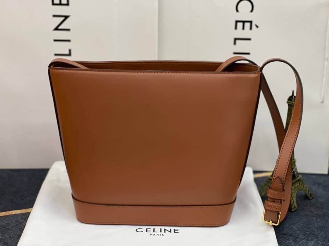 หนังแท้ CELINE SMALL BUCKET CUIR TRIOMPHE IN SMOOTH CALFSKIN / CELINE BUCKET BAG CUIR TRIOMPHE พร้อมส่งที่ไทย คอลเลคชั่นใหม่ ฮิตข้ามปี กับกระเป๋าสะพายทรงถัง ใช้งานง่ายที่สุด สายสะพายในตัว ปรับใช้ได้เลย วัสดุหนังวัว เรียบหรู ผู้ดีไปอีก โดดเด่นด้วยโลโก้เอกล