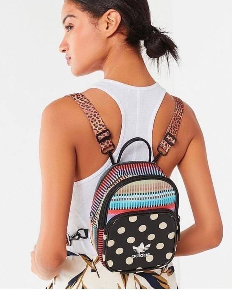 ADIDAS 2WAY MINI BACKPACK Y2018 กระเป๋าเป้หรือสะพายสไตล์ Sport รุ่น Limited Edition ขนาดมินิ กำลังดี กันน้ำ น้ำหนักเบา ด้านหน้ามีโล้โก้และช่องซิป เปิดปิดด้วยซิปสะดวกใช้ หัวซิปแบรนด์ ภายในมีช่องใส่ของ หูจับถนัดมือ สายสะพายลายสวยเก๋เลื่อนปรับได้ freesize สา