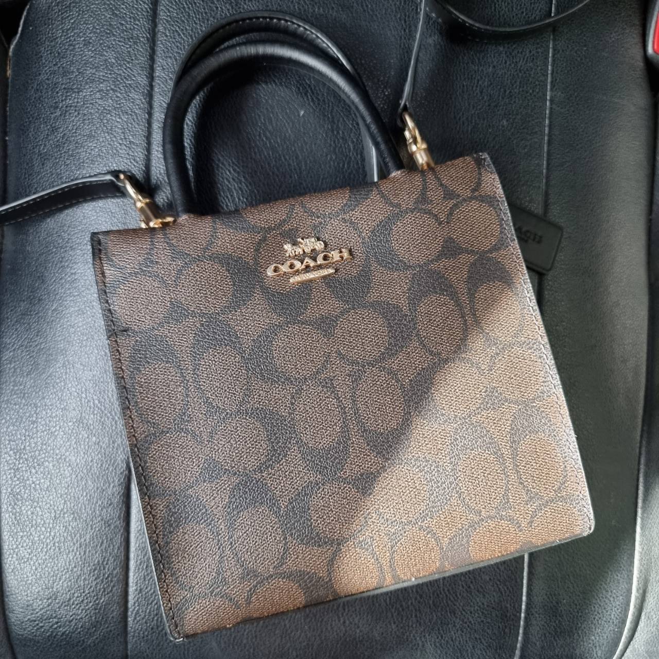 COACH MINI CALLY CROSSBODY IN SIGNATURE ((3599, 2184, 5693, 2134, 2183)) พร้อมส่งที่ไทยทันที! กระเป๋าสะพายครอสบอดี้ร์ กระเป๋าครอสบอดี้โท้ทมินิไซส์ รุ่นใหม่สุดฮอต!! ใบจริงคือน่ารักม้ากกกก!! สวยอยู่ทรง น่ารักน่าใช้ ทรงTote ปากกระเป๋าเปิดปิดแบบแม่เหล็ก ภายใน