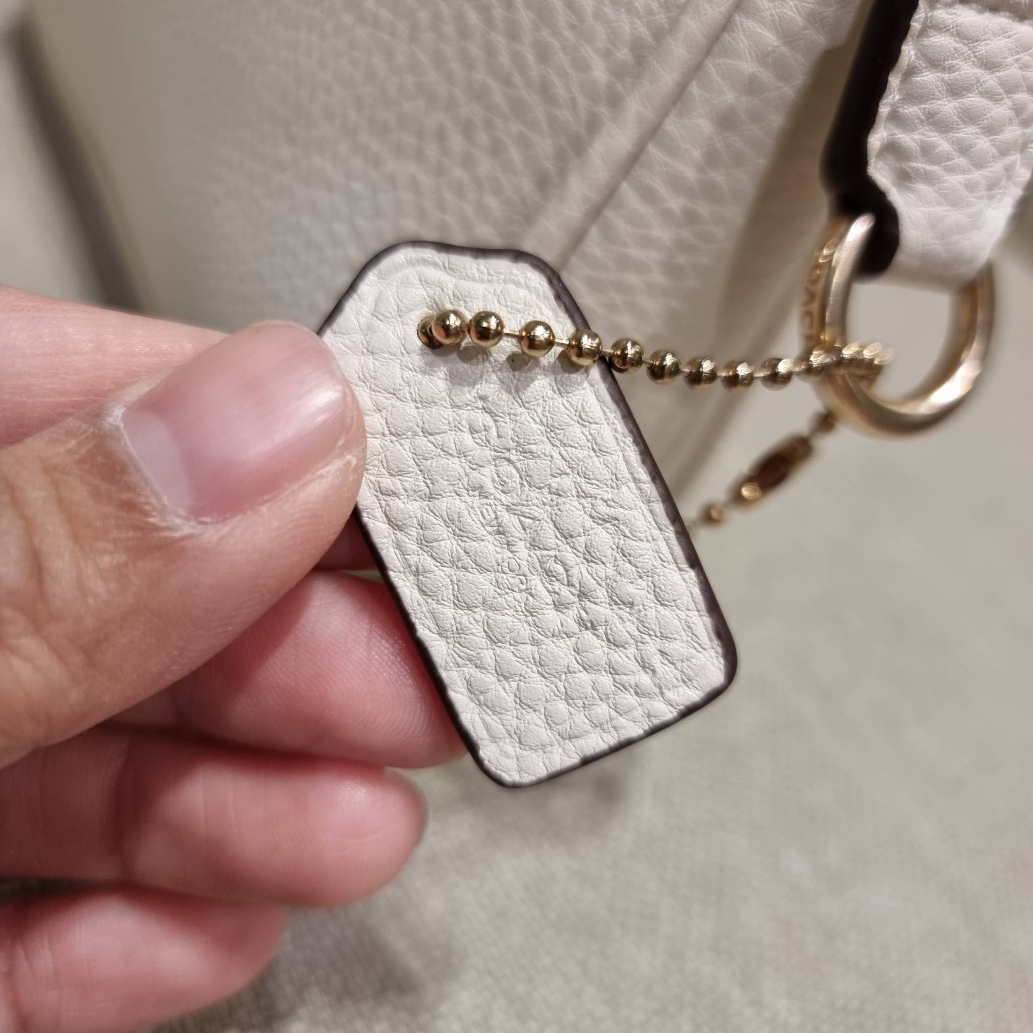 COACH C4233 NOLITA 19 WITH WHIPSTITCH คอลเลคชั่น rare item น่ารักน่าใช้ ในสไตล์คลาสสิค กระเป๋าทรงพอชขนาดมินิ ที่สามารถสะพายไหล่ และกึ่งคล้องมือใช้ได้ 2 สไตล์ ปรับสายให้มาเกี่ยวฝั่งเดียวเพื่อใช้เป็นคล้องมือ หรือปรับเกี่ยวอีกฝั่งใช้คล้องแขน คล้องไหล่ก็เก๋มา