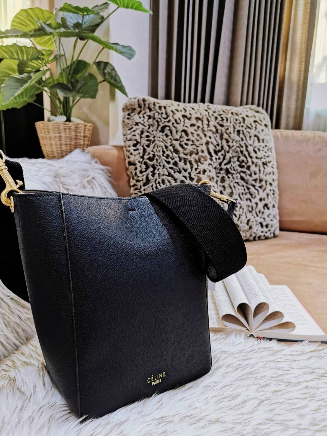 CELINE TRIOMPHE BUCKET BAG VIP GIFT WITH PURCHASE (GWP) พรีเมี่ยมกิ๊ฟ Limited Edition จาก CELINE PERFUME DUTY FREE COUNTER วัสดุหนังแท้ CALFSKIN ดีไซน์ทรง Bucket ขนาดกำลังดี มาพร้อมใบเล็กด้านในแยกใช้ได้ น้ำหนักเบา ภายในกว้างใส่ของใช้ได้เยอะพร้อมสายสะพายให