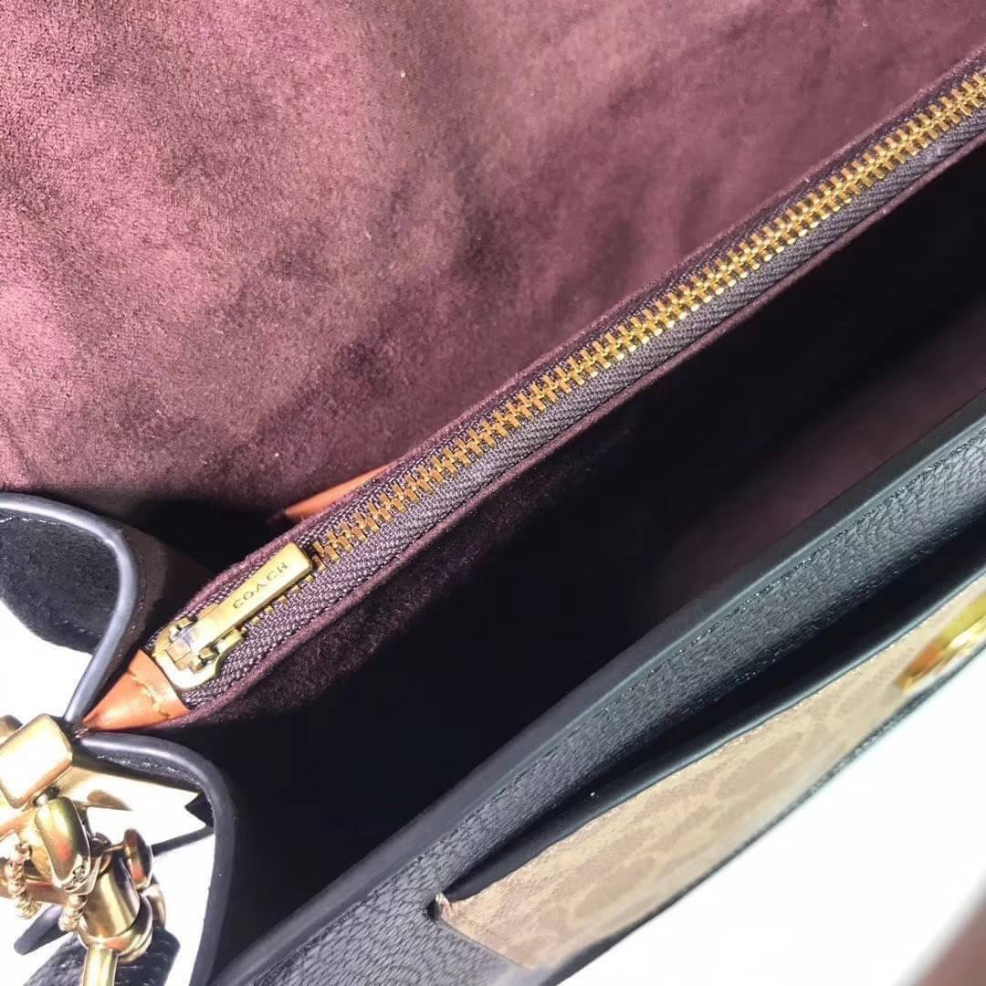 OUTLET 】COACH Tabby Shoulder Bag พร้อมส่งที่ไทย A modern take on an archival 1970s Coach design, our structured Tabby shoulder bag is crafted in polished pebble leather. Finished with our Signature hardware for an iconic touch, the versatile silhouette fe