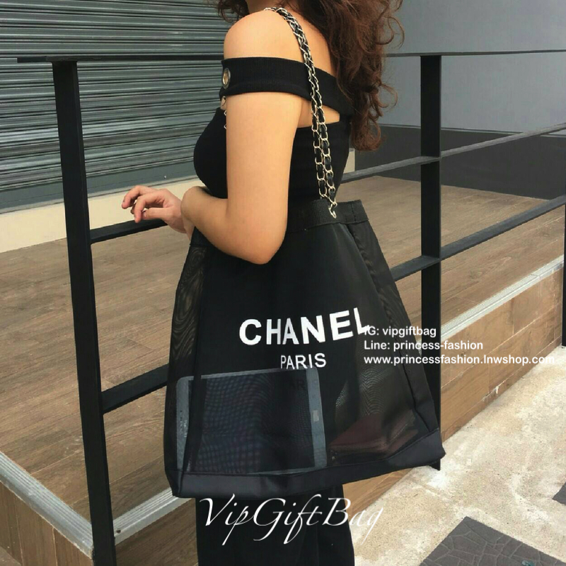 สีเงินสุดหรู **ถึงไทยแล้วค่ะ ---- ซื้อ1ได้ถึง2 !!! ---- Chanel Shopping Ribbin bag Chain With + Cosmetic Pouch กระเป๋าสะพายใบใหญ่ทรง Shopping พร้อมกระเป๋าใส่เครื่องสำอางค์ ใบเล็ก จากงานพรีเมี่ยมกิ้ฟของแท้นำเข้าจาก Chanel Perfume Counter ใบใหญ่วัสดุ Nylon 