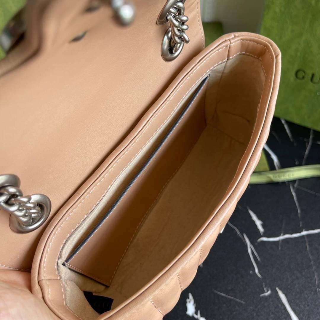 หนังแท้ GUCCI GG Marmont leather shoulder bag แบบใหม่ล่าสุด ราคานี้หนังแท้คือคุ้มมากเลยค่าสาวๆ ต้องจัดแล้วน้าา ยกระดับความหรูให้กับตัวเองกันหน่อย ด้วยกระเป๋ารุ่นนี้!! ครอสบอดี้ที่ดีไซน์หรู อัพเลเวล ในราคาที่จับต้องได้ พร้อมเสิร์ฟความสวยตรงถึงบ้านแล้วจ้า