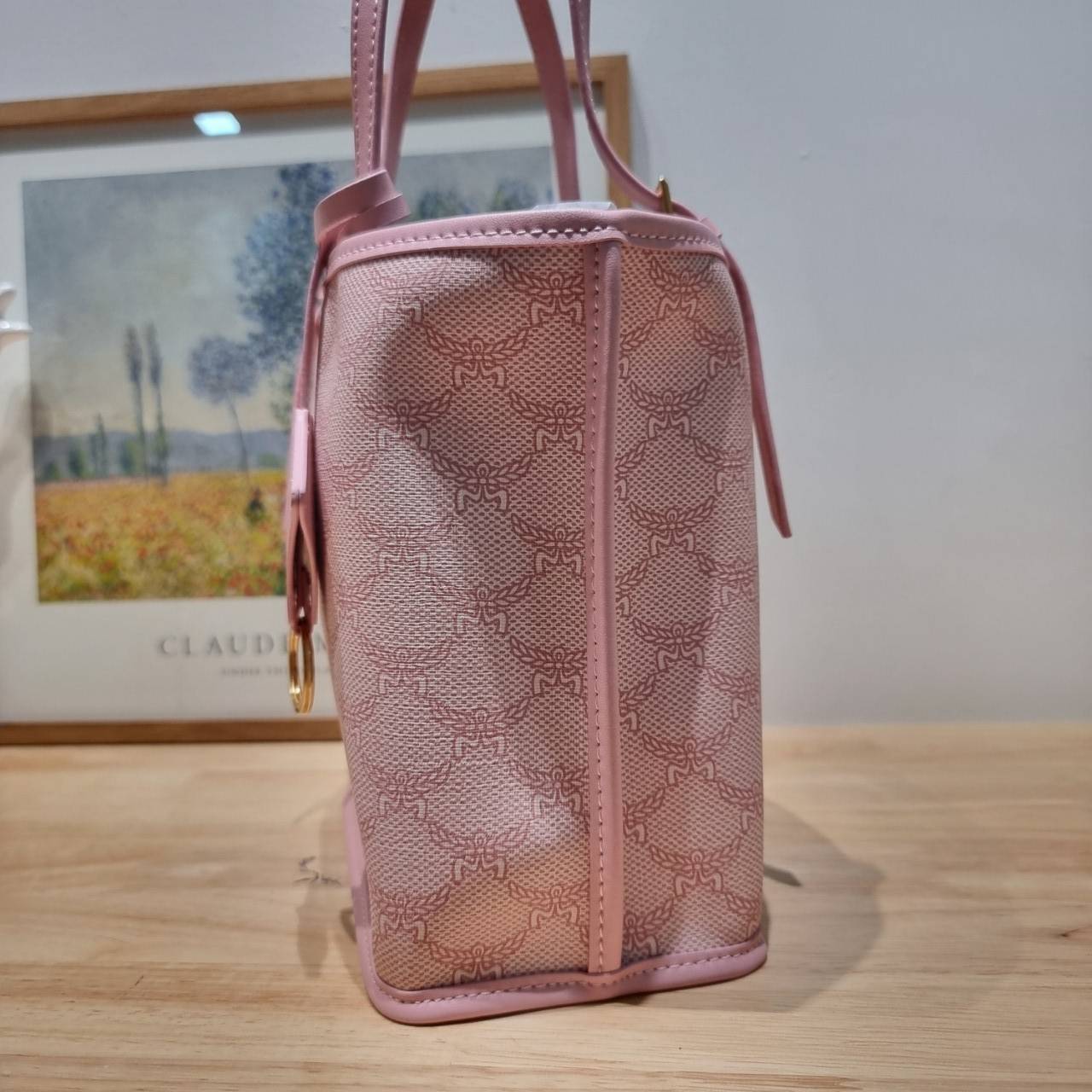 M.C.M MINI HIMMEL SHOPPER IN LAURETOS คอลเลคชั่นใหม่ พร้อมสีใหม่ ดีไซน์ละมุน น่าใช้มากๆ กระเป๋าทรงช้อปปิ้ง เรียบหรู