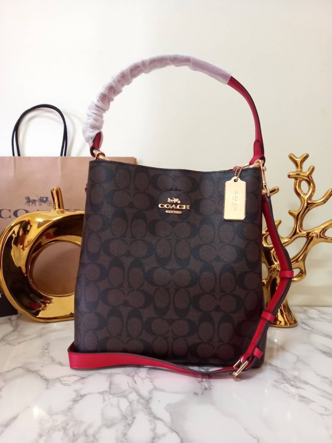 ใบใหญ่ 10" COACH TOWN BUCKET BAG IN SIGNATURE CANVAS (COACH 91512) 🌺 เป็นสีที่ขายดีมากๆ และหายากมากๆด้วย!! //ขนาด 10 นิ้ว ใส่ของได้จุใจ!! //กระเป๋าสะพายข้าง //วัสดุหนังแคนวาสอย่างดี หนังสวย อยู่ทรง มีสายสะพายยาว ใช้สะพายเป็นคลอสบอดี้ได้ สายยา