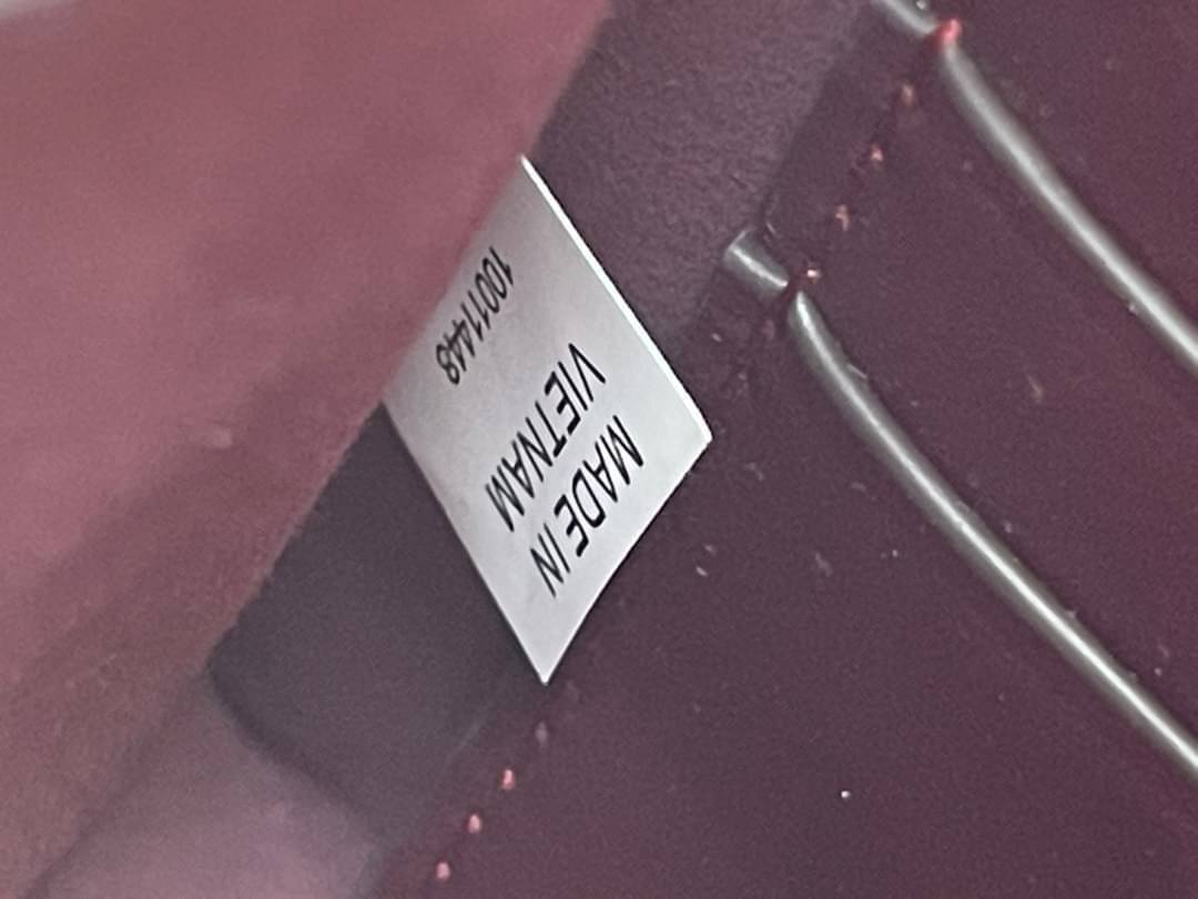 Tory burch t monogram jacquard mini pouchette ปังไม่หยุดกับลวดลาย T Monogram ที่มารังสรรค์ลงบนไอเท็มต่างๆ ในคอลเล็กชั่นต่างๆ สำหรับในรุ่นนี้มาในทรง mini pouchette ที่ได้ดีไซน์น่ารักๆแบบลุคช์ไฮโซ ที่สามารถปรับสายสั้นยาวได้ด้วยกระดุมสแน็ป ต่างออกไปกับคอลเลค