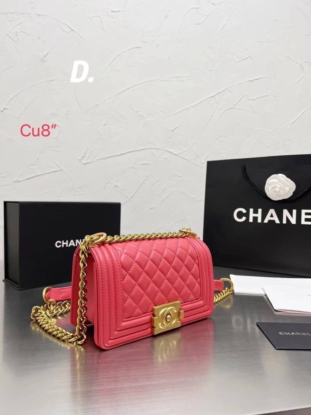 CHANEL BOY 8" กระเป๋าสะพายทรงคลาสสิค มีงานหนังเรียบ และหนังคาเวียร์ อะไหล่เงิน/ทอง ตามรูป สวยหรูมาแต่ไกล สามารถสะพายออกงานได้หลายโอกาส สวยงามไม่ผิดหวังค่ะ