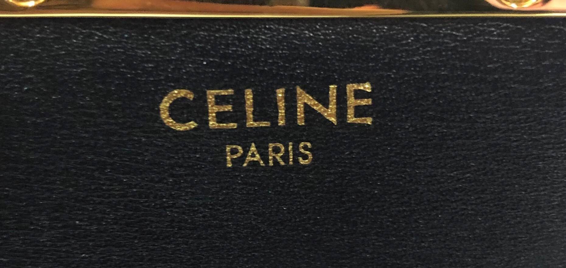 หนังแท้ CELINE CHAIN BAG TRIOMPHE IN SHINY CALFSKIN BLACK ก็ปังๆ ยาวๆ ไปเลยสิค่ะ งานหนังแท้ทั้งใบสวยหรู สวยมากกก เก๋มาก ต้องมีแล้วค่าา แบบใหม่ล่าสุด งานพึ่งเข้ามาน้อยน้าา ราคาดีไปอีก ภาพสินค้าถ่ายจากงานขายจริง ใช้งานต่างประเทศได้เลยค่าา