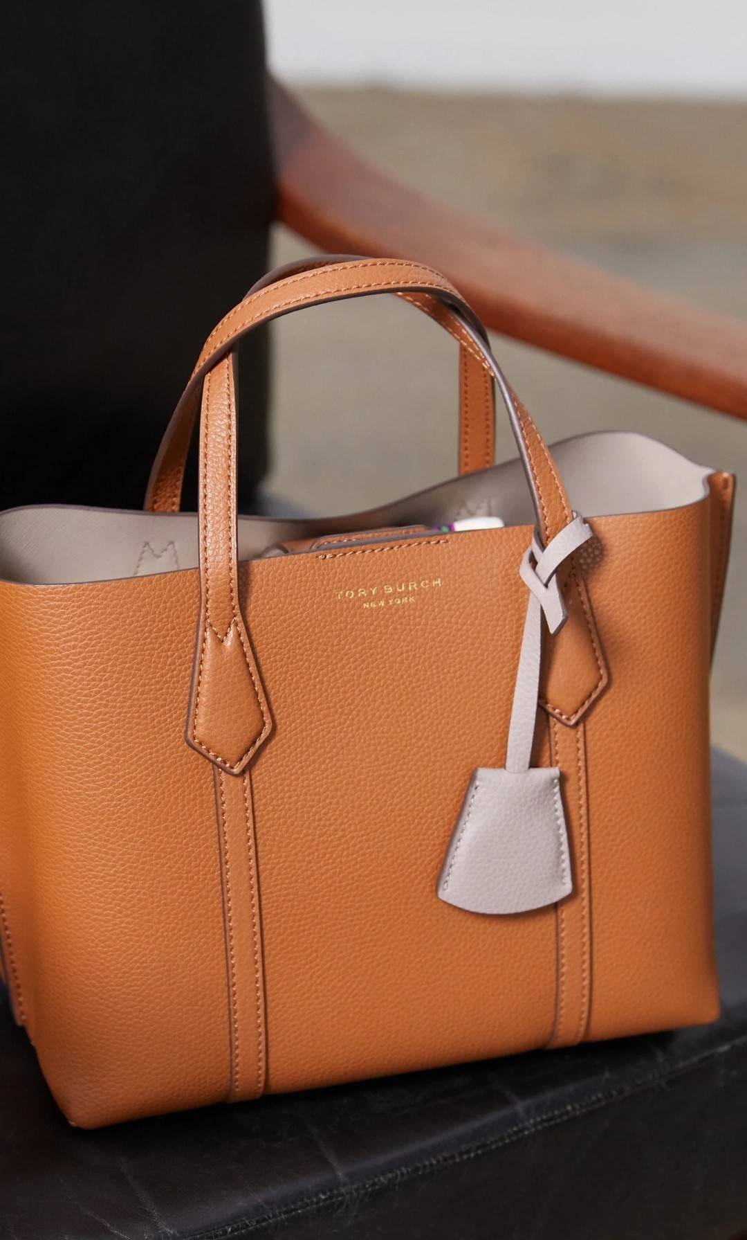 TORY BURCH PERRY SMALL TRIPLE COMPARTMENT TOTE BAG กระเป๋าโท้ทขนาดเล็ก รุ่นขายดี ทรงสวย ดีไซน์ออกมาให้ใช้งานได้ทุกลุค ทุกโอกาส