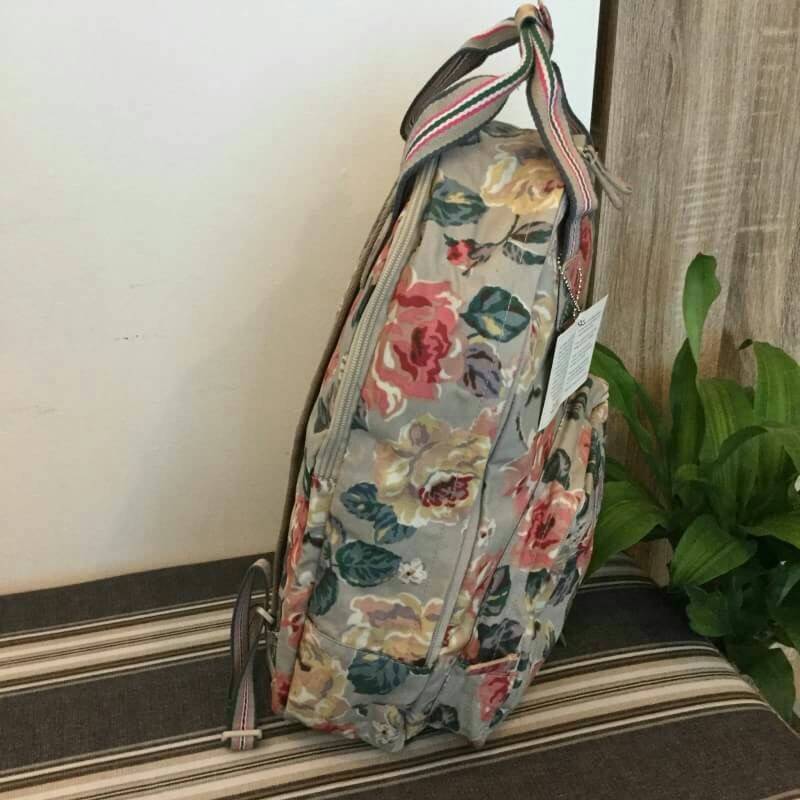 Cath Kidston Backpack Bag กระเป๋าสะพายสไตล์ vintage เป็นอีกรุ่นที่สาวๆ ถามถึงเยอะค่ะ วัสดุเป็น Canvas เคลือบ PVC กันน้ำ ทำความสะอาดง่าย น้ำหนักเบา เปิดปิดด้วยซิปรอบสะดวกใช้ ด้านหน้าประดับโลโก้ Cath Kidston พร้อมช่องซิปเล็กด้านนอกใส่กระเป๋าสตางค์ มือถือได้