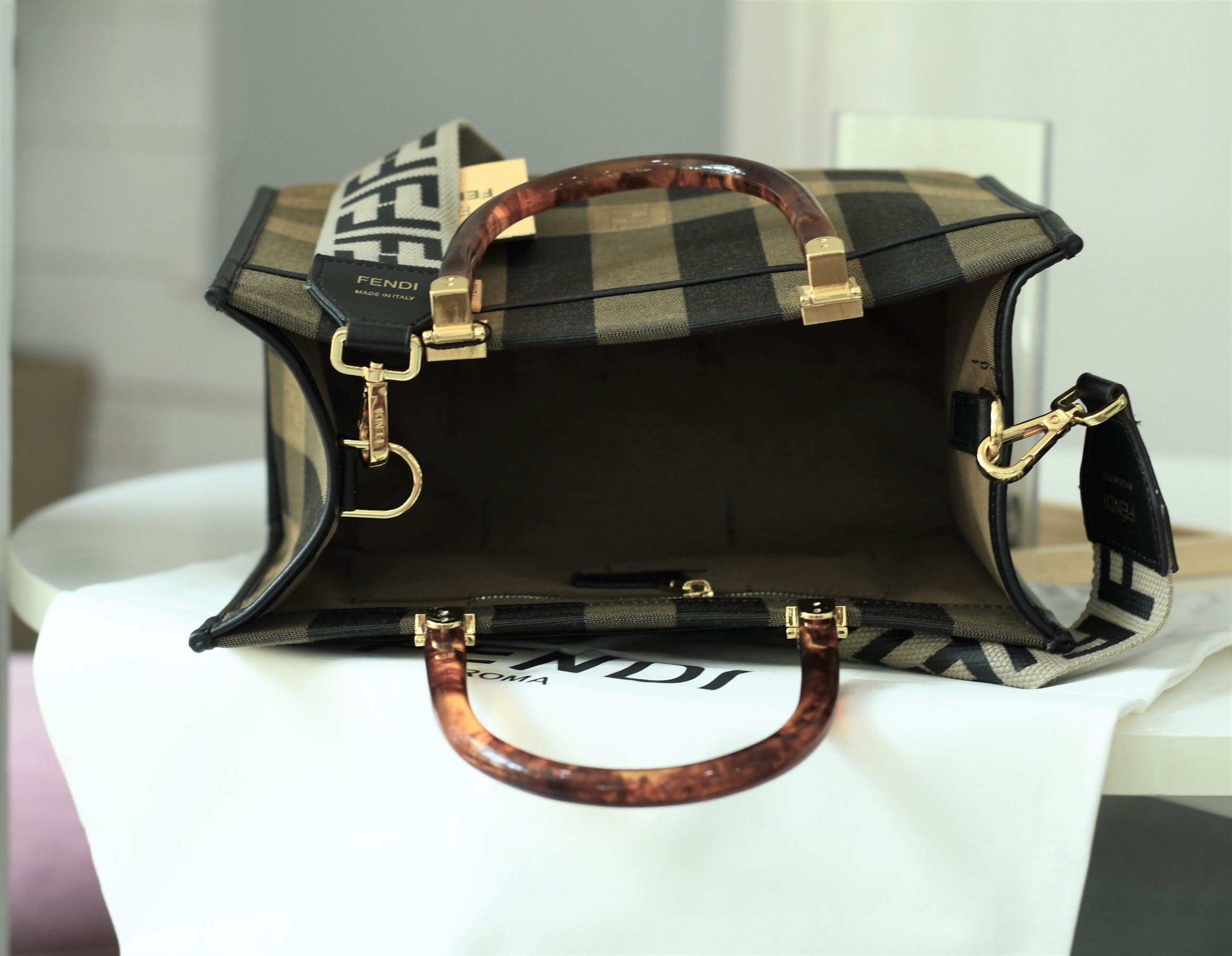 พรีเมี่ยมกิ๊ฟแท้ 100% 】Fendi New Tote Gift bag กระเป๋าถือหรือสะพายไหล่ วัสดุผ้า canvas ปักลายแบรนด์ น้ำหนักเบา ภายในโล่ง จุของได้เยอะ สวยหรู ดูดี คุณนายสุดๆ ไอเท็มแนะนำเลยค่า