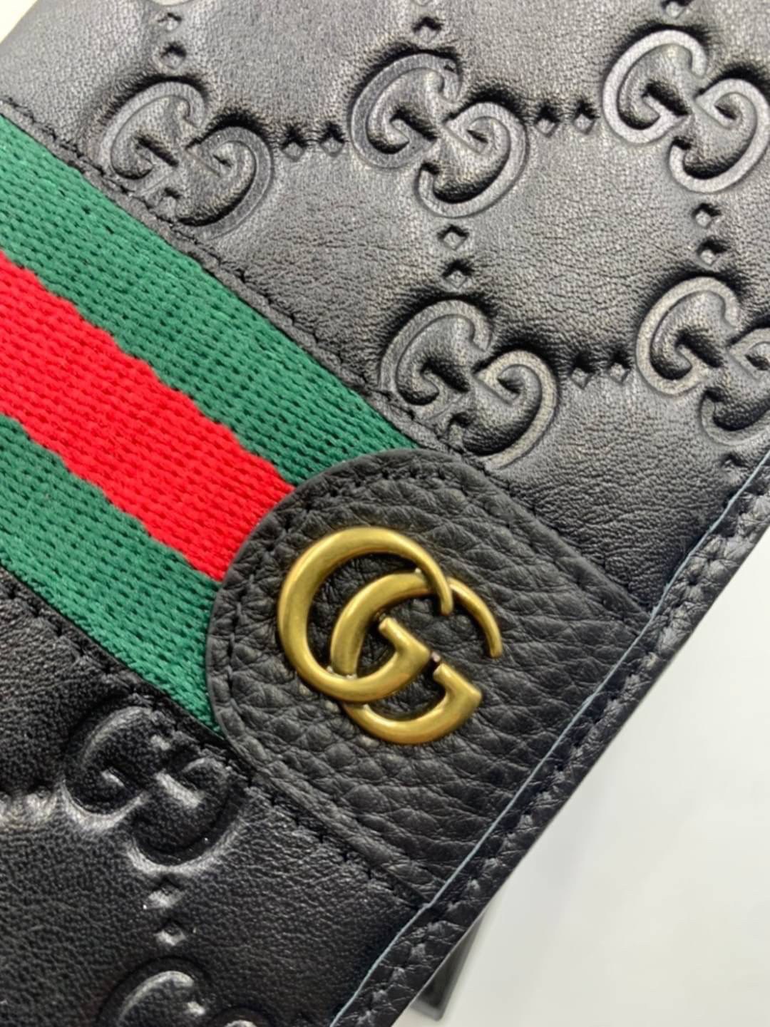 หนังแท้ GUCCI Men Long Wallet รุ่นใหม่ล่าสุด!! หนังสวยเริด ดีงามมากค่าาา กระเป๋าสตางค์ใบยาว ดีไซน์ใหม่ สวยดูหรู ถือใช้กำลังเหมาะมือ ใส่บัตรได้เยอะ ใส่ธนบัตรได้ทุกชนิด มาครบ set พร้อมส่ง!! เป็นไอเท็มที่หนุ่มๆต้องมีจริงๆจ้า 😎😎