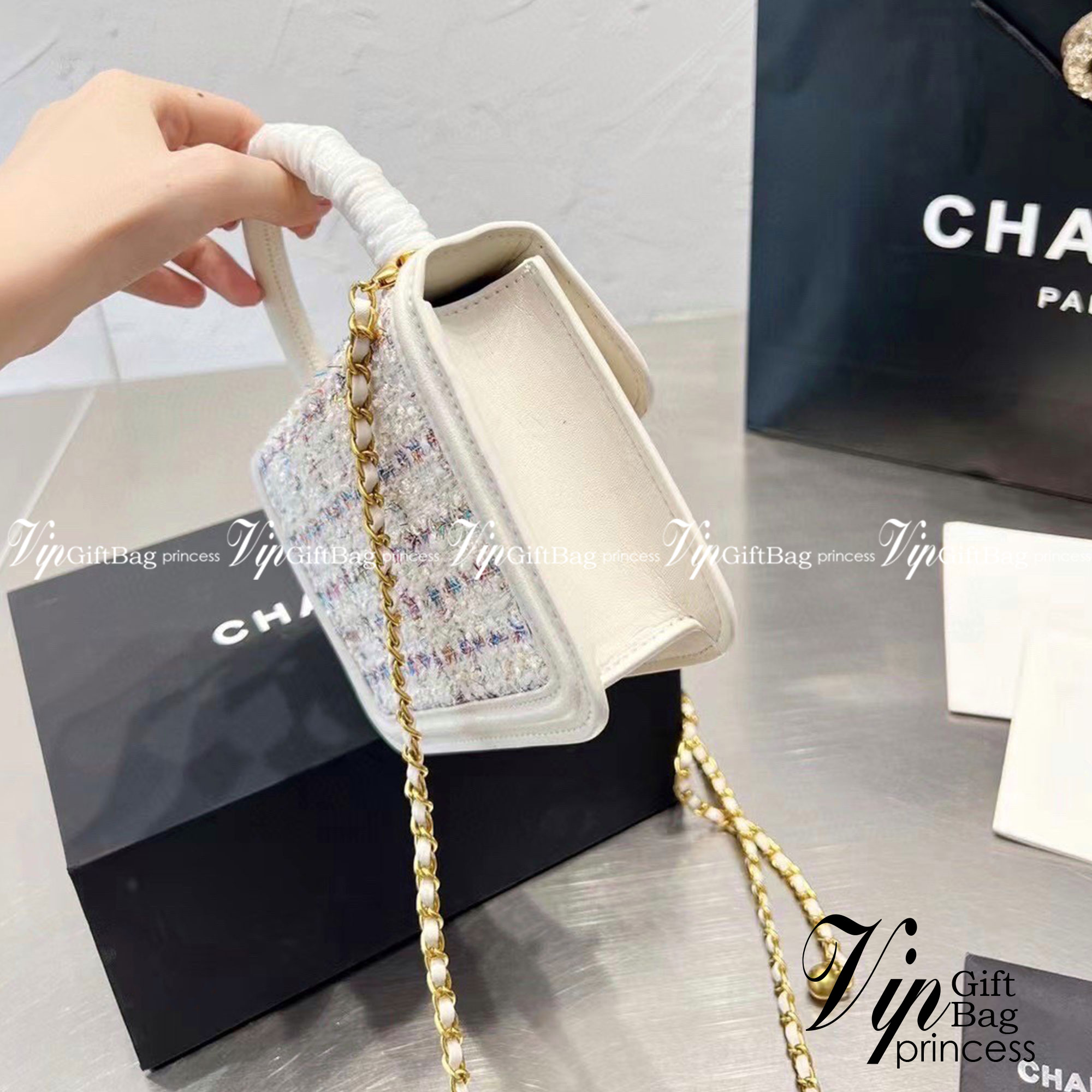 Chanel tweed mini flap bag / Chanel mini top handle กระเป๋าสะพายงานผ้าทวิตเอกลักษณ์เฉพาะของแบรนด์ งานสวยเป๊ะ มาพร้อมสายยาวถอดออกถือสวยๆเริ่ดๆ คิวท์มาก!! ดีเทลน่ารักเพียบ!!