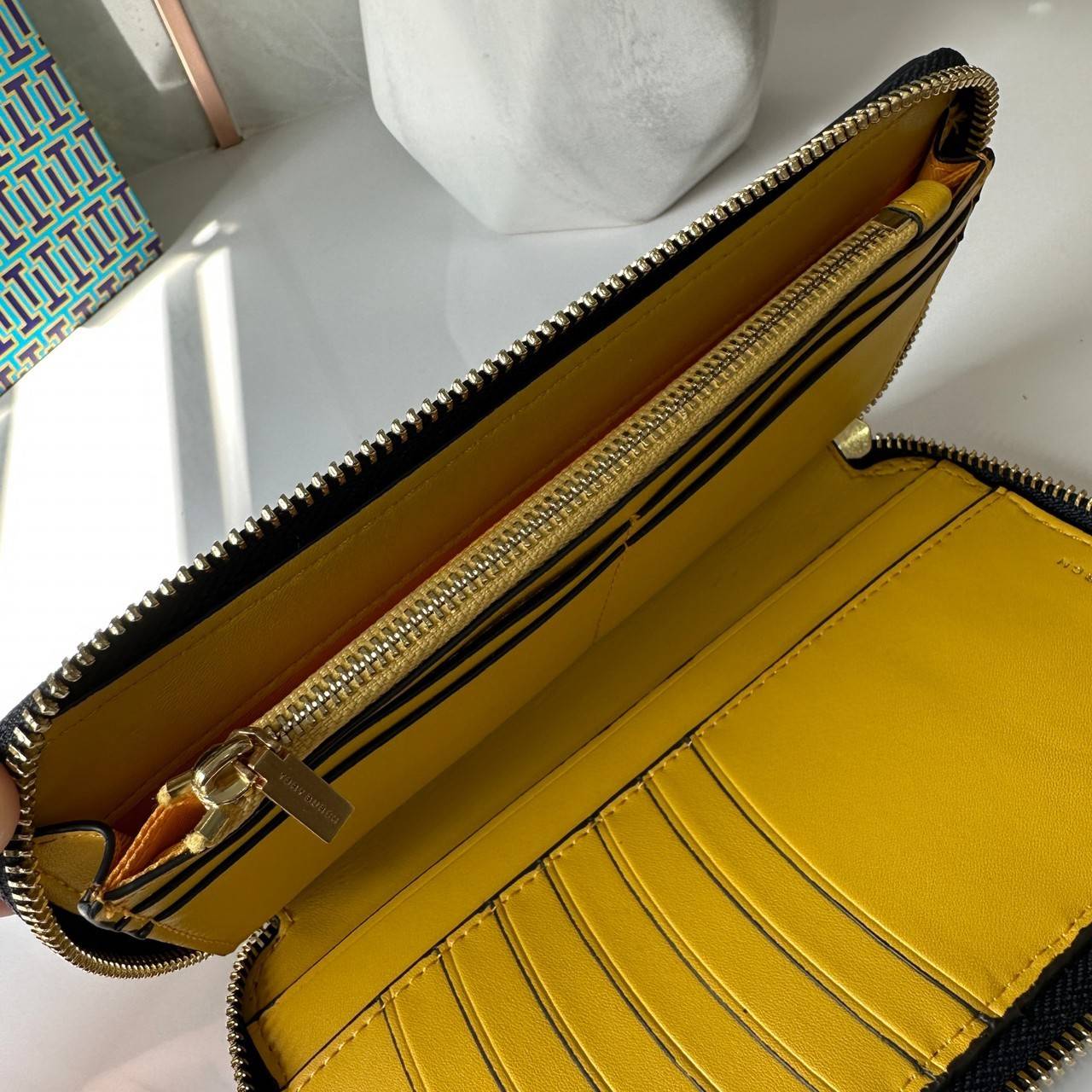 TORY BURCH T MONOGRAM JACQUARD ZIP CONTINENTAL WALLET 79383 กระเป๋าสตางค์ผ้าแคนวาสลายโมโนแกรมตัว T