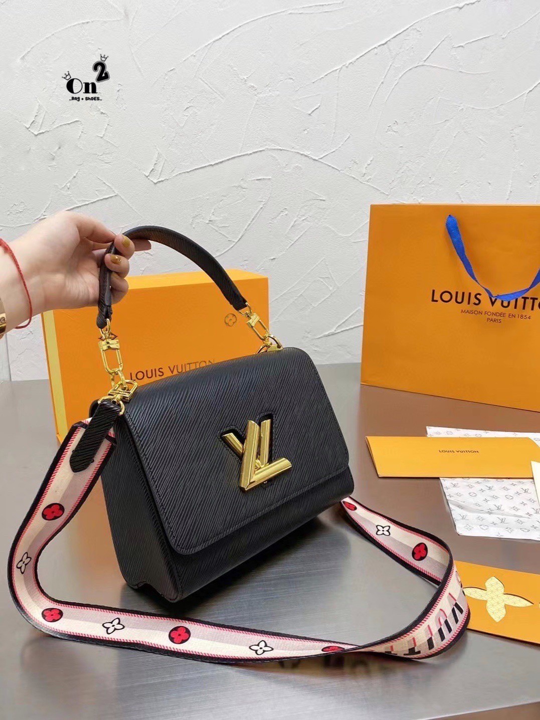 LOUIS VUITTON Twist Shoulder Bag MM / LV Twist MM ที่สุดของความสวยคลาสสิคย้อนยุค กระเป๋าสะพายที่มีลูกเล่น เพิ่มดีเทลให้น่าใช้งาน ด้วยสายสะพายแบบสปอร์ต ที่ปรับเปลี่ยนใช้ได้หลากหลาย วัสดุหนัง epi สวยคม ทนทาน ลวดลายเส้นไม้ แบบไม่มีใครซ้ำ เลิศๆไปอีกกับโลโก้สี