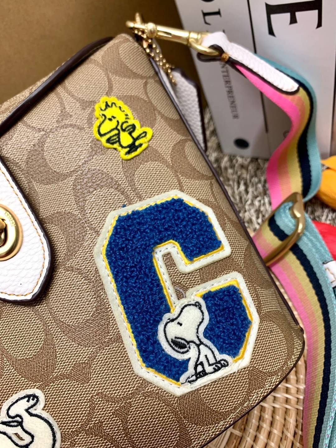 COACH C4113 - COACH X PEANUTS ADDIE CROSSBODY IN SIGNATURE CANVAS WITH VARSITY PATCHES พร้อมส่งทันที่! ลิมิเตทจาก Coach x Peanuts ที่รังสรรค์ลวดลายการ์ตูนลงบนกระเป๋าได้ซุกซนน่ารักดีมากๆค่ะ
