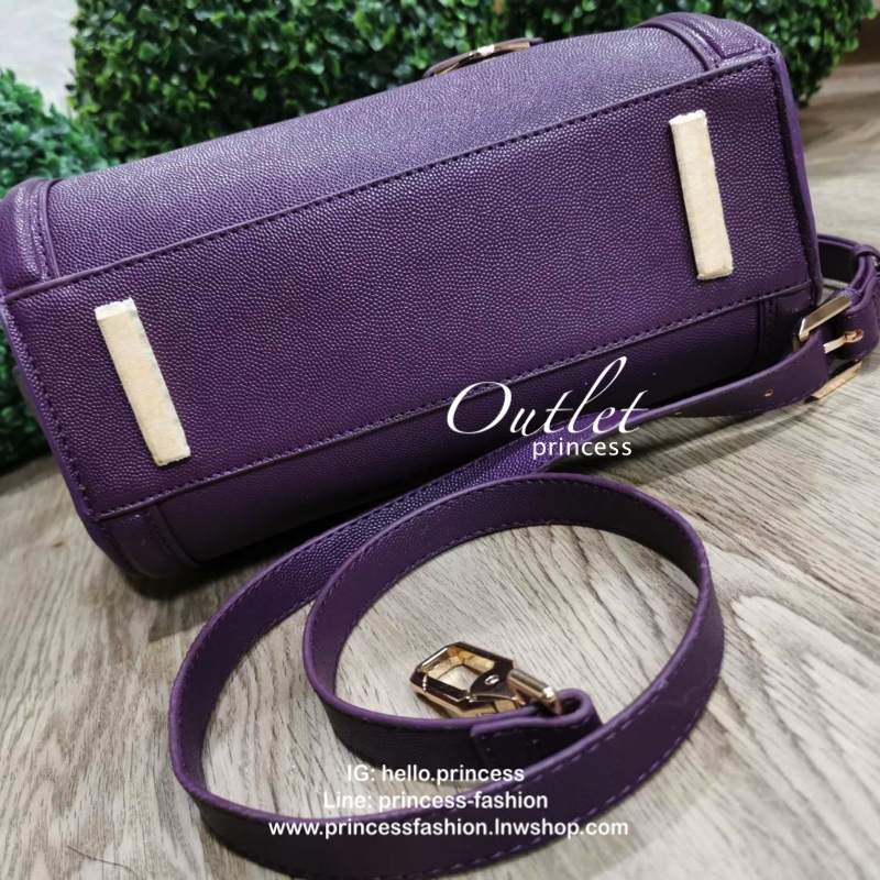 CHARLES & KEITH SAFFIANO TRAPEZE BAG กระเป๋าถือหรือสะพายรุ่นยอดนิยมดีไซน์สวยหรูวัสดุหนังคาเวียร์อยู่ทรง ด้านข้างเเต่งหนังช่องตัดดูมีดีเทล ด้านหน้ามีโลโก้ ด้านหลังมีช่องซิป เปิดปิดด้วยซิปหัวซิปแบรนด์ หูจับเเข็งแรง พับลงได้ พร้อมสายสะพายหนังปรับระดับได้ถอดไ