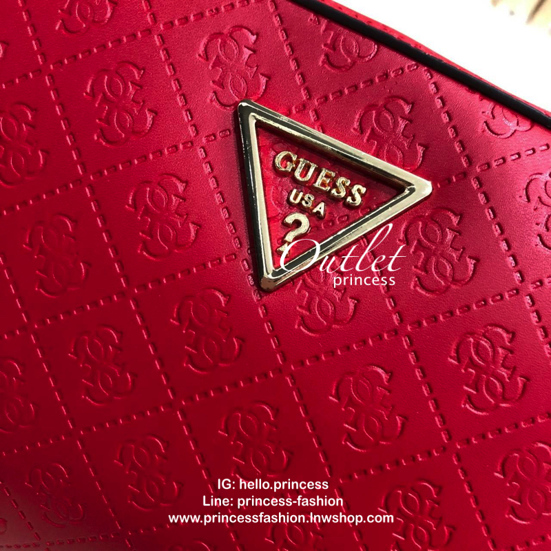 GUESS KAMRYN TOP ZIP CROSSBODY BAG กระเป๋าสะพายทรงน่ารัก จาก GUESS วัสดุหนัง pu ปั้มลายสวยอยู่ทรงขนาดกำลังดี น้ำหนักเบา ด้านหน้ามีโลโก้แบรนด์อะไหล่ทอง เปิดปิดด้วยซิปสะดวกใช้ ภายในมีโลโก้ และช่องเล็กใส่ของเป็นสัดส่วน สามารถใส่ไอแพดและกระเป๋าสตางค์ใบยาว และ