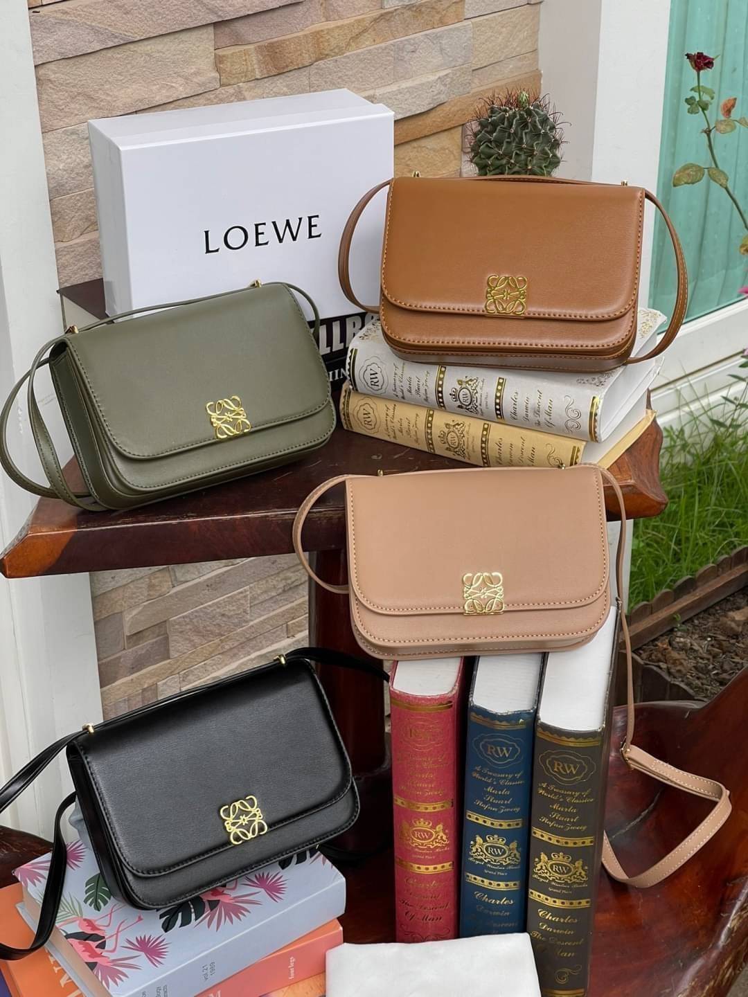 small : LOEWE Goya anagram small leather shoulder bag มาทำความรู้จักทุกดีเทลของ กระเป๋า GOYA ไอเท็มใบใหม่ล่าสุดจาก Loewe ด้วยรูปทรงกล่องอันคลาสสิกที่มาพร้อมรายละเอียดอันน่าค้นหา ด้วยรูปทรงบ็อกสุดคลาสสิก พร้อมโครงสร้างที่กะทัดรัดเปี่ยมไปด้วยสเน่ห์น่าค้นหา 