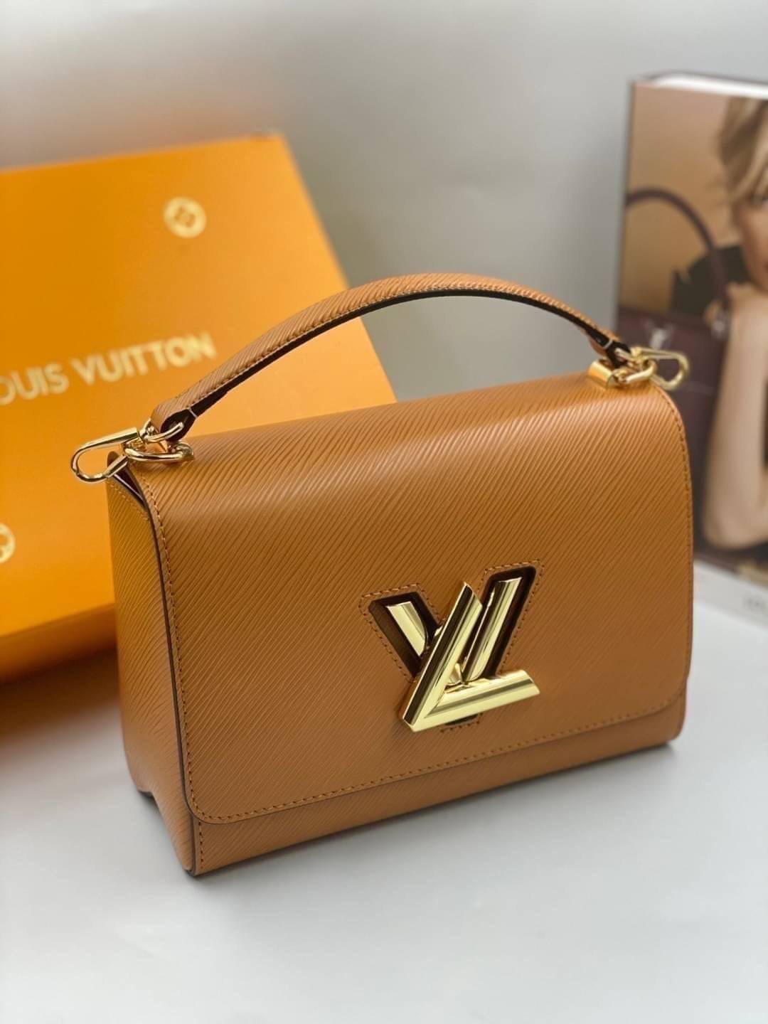 หนังแท้ LOUIS VUITTON Epi Twist Shoulder Bag MM พร้อมส่งที่ไทย เกรดออรินอลงานหนังแท้ทั้งใบ ภาพสินค้าถ่ายจากงานขายจริง ใช้งานต่างประเทศได้
